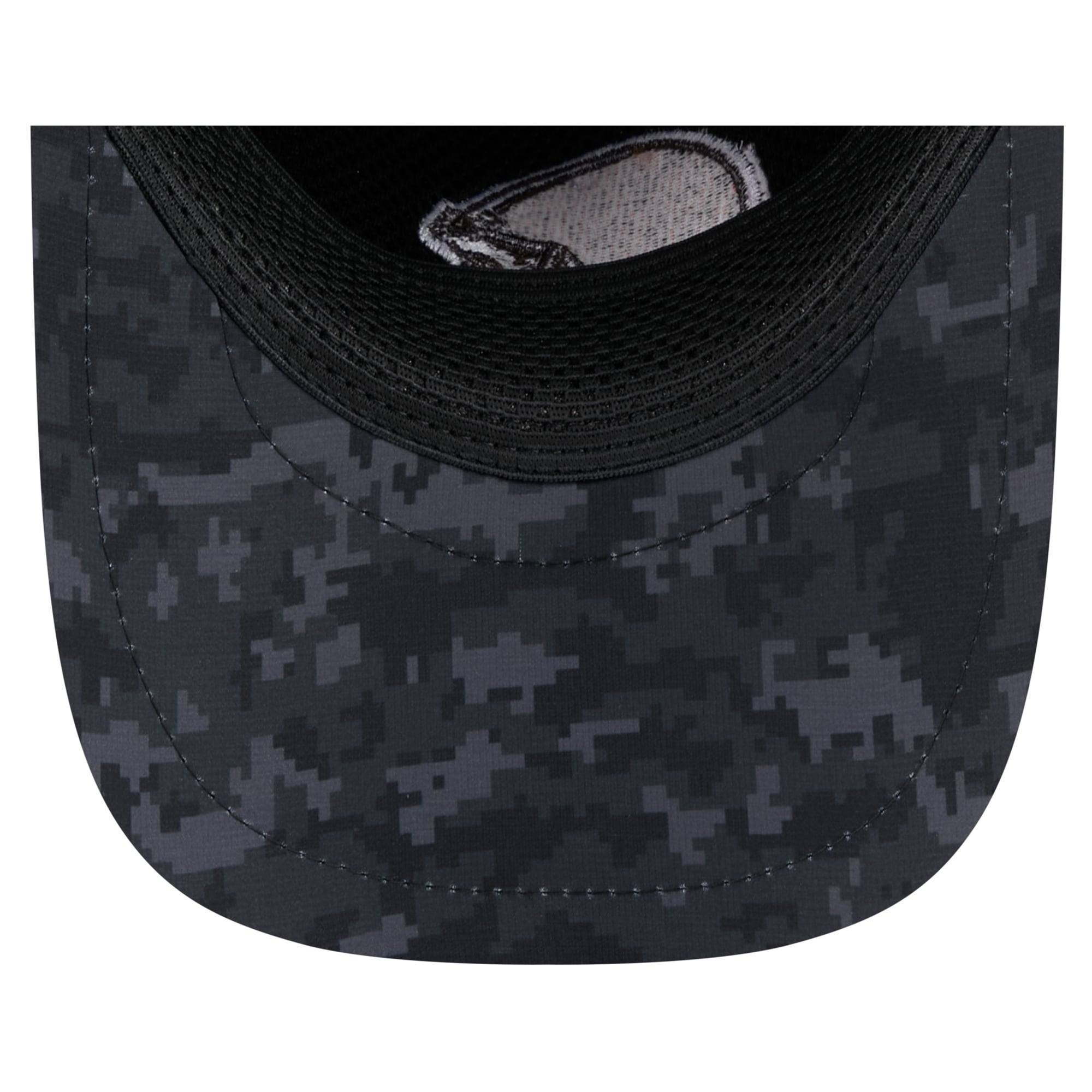 Men's New Era Black Cleveland Browns 2026 Salute To Service Apex 9FORTY Adjustable Trucker Hat