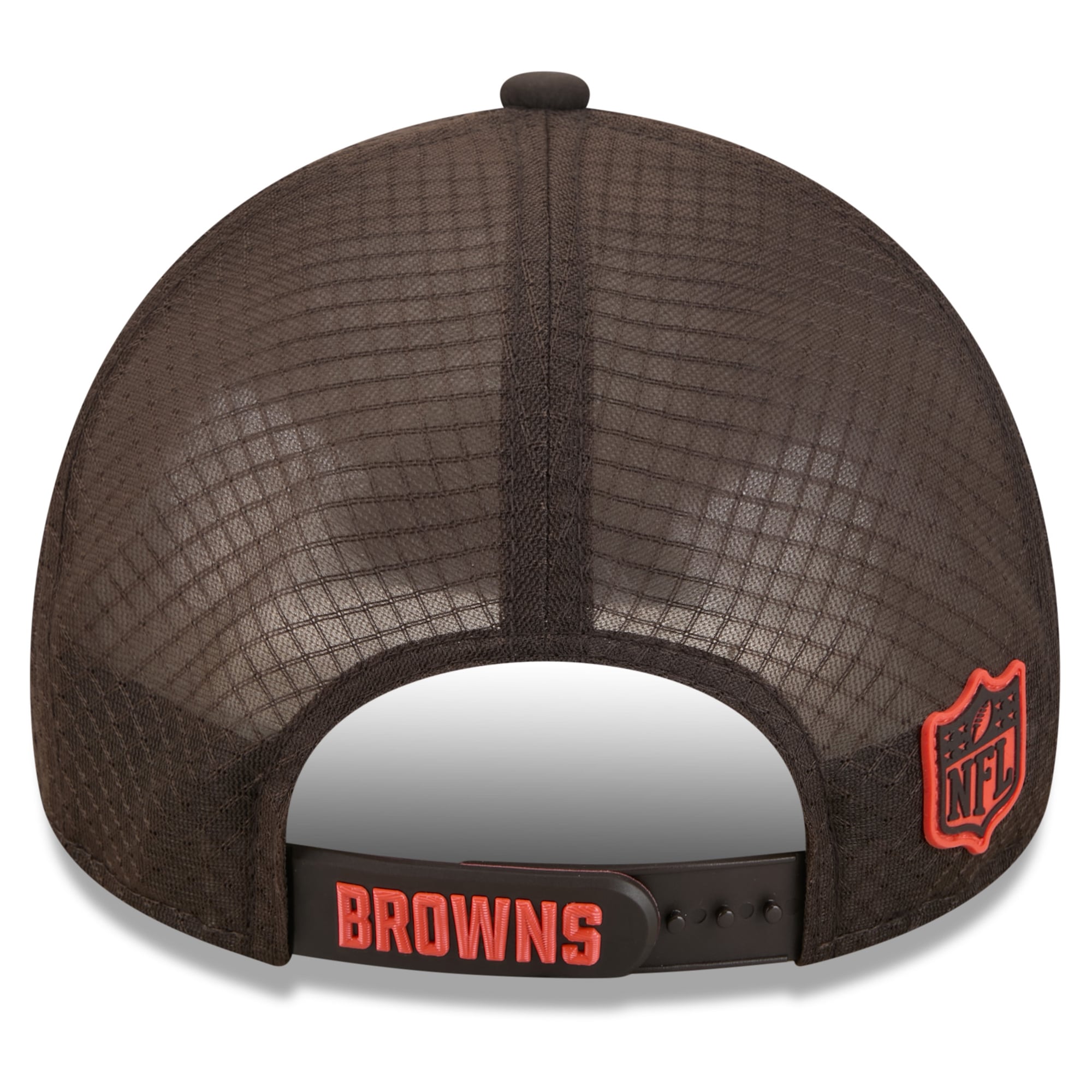 Men's New Era Brown Cleveland Browns 2026 Sideline Apex 9FORTY Adjustable Trucker Hat