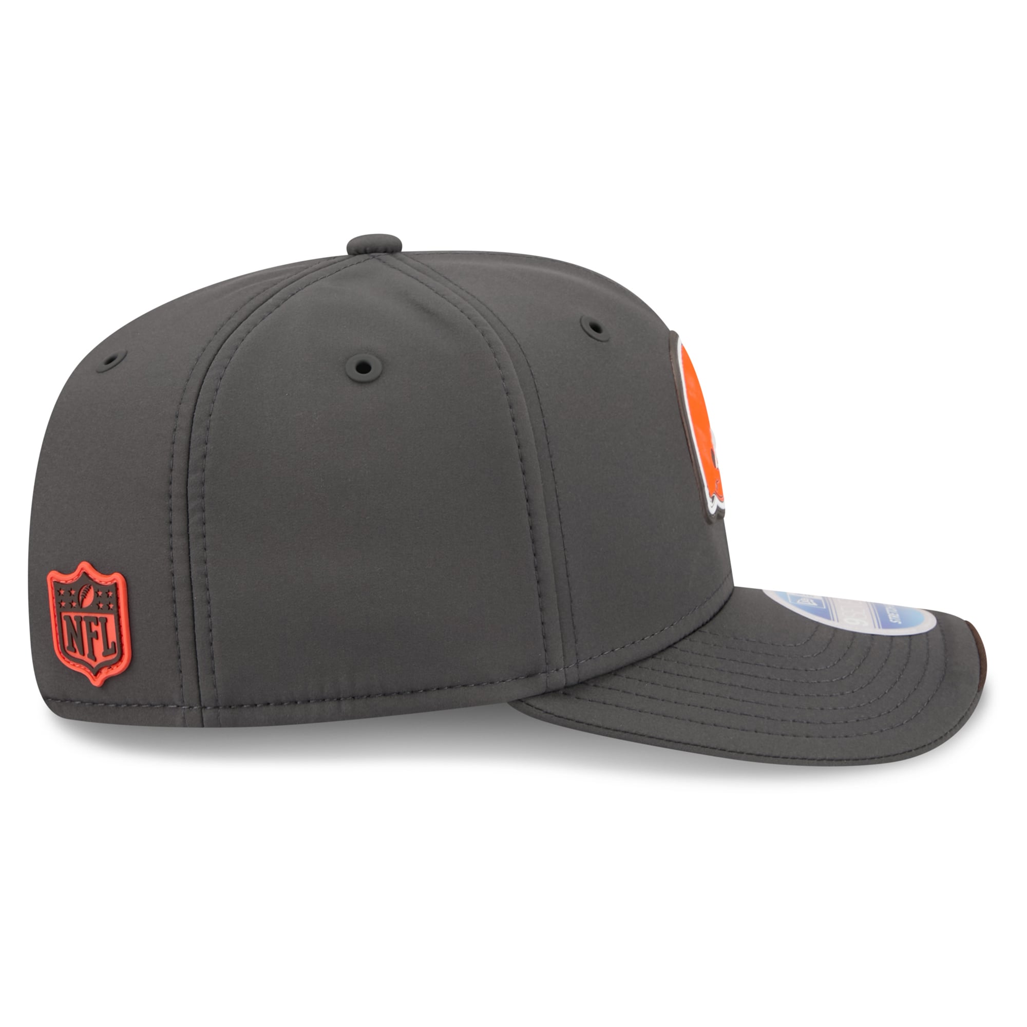 Casquette ajustable New Era anthracite Cleveland Browns 2026 Sideline pour homme, modèle 9SEVENTY, idéale pour les temps froids.