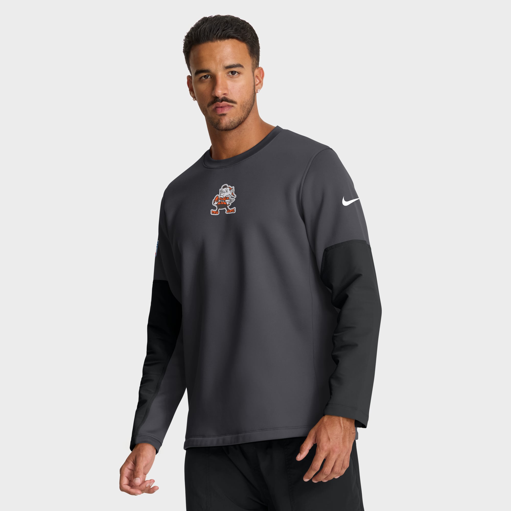 Men's Nike Anthracite Cleveland Browns Sideline Coaches Midweight Therma-FIT Crew Pullover