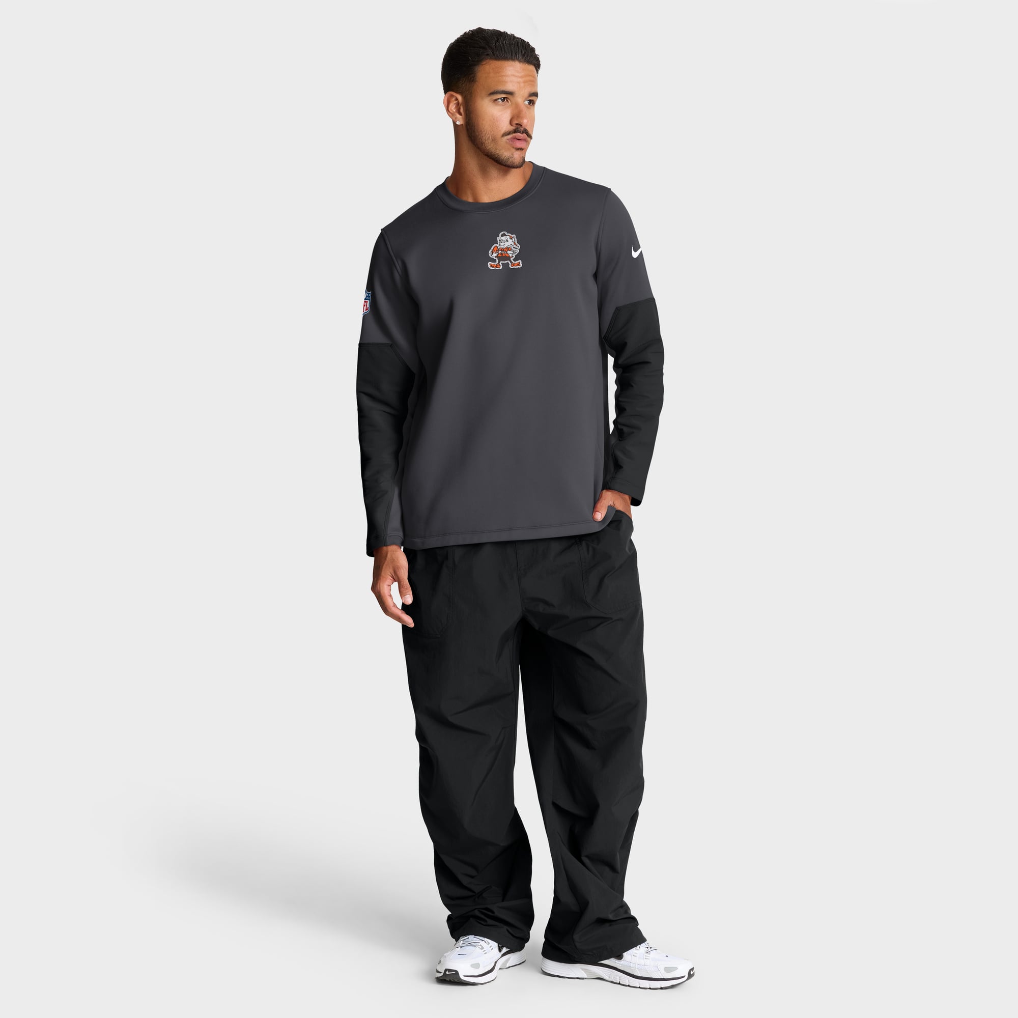Men's Nike Anthracite Cleveland Browns Sideline Coaches Midweight Therma-FIT Crew Pullover