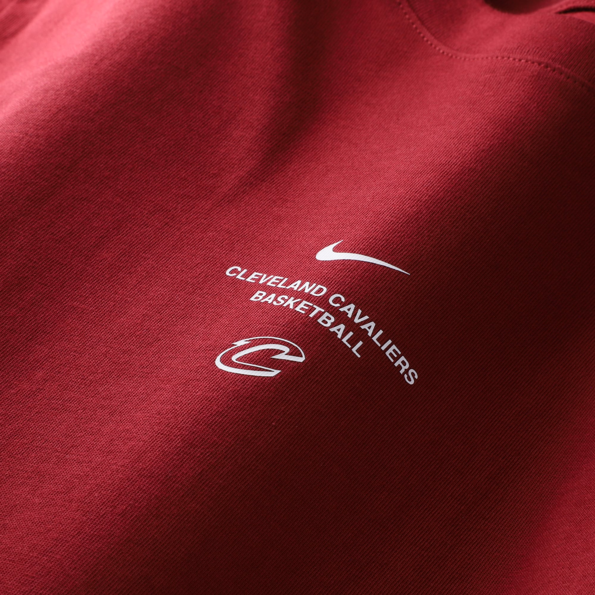 T-shirt d'entraînement Nike Cleveland Cavaliers 2026 Standard Issue pour homme, couleur bordeaux.