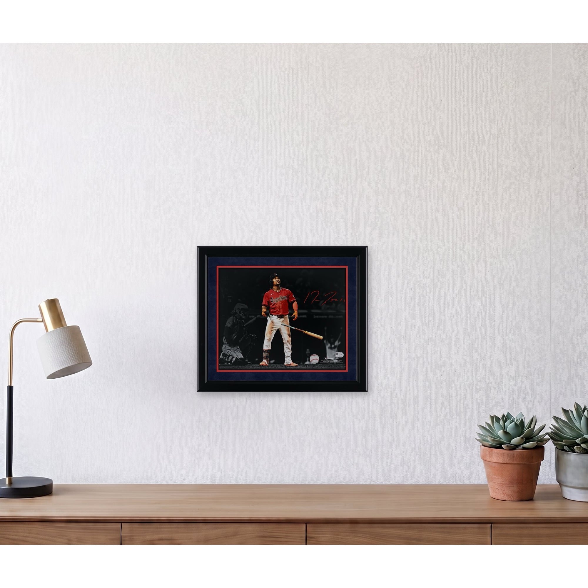 Photographie autographiée de Jose Ramirez, 11" x 14" des Cleveland Guardians, représentant un coup de circuit