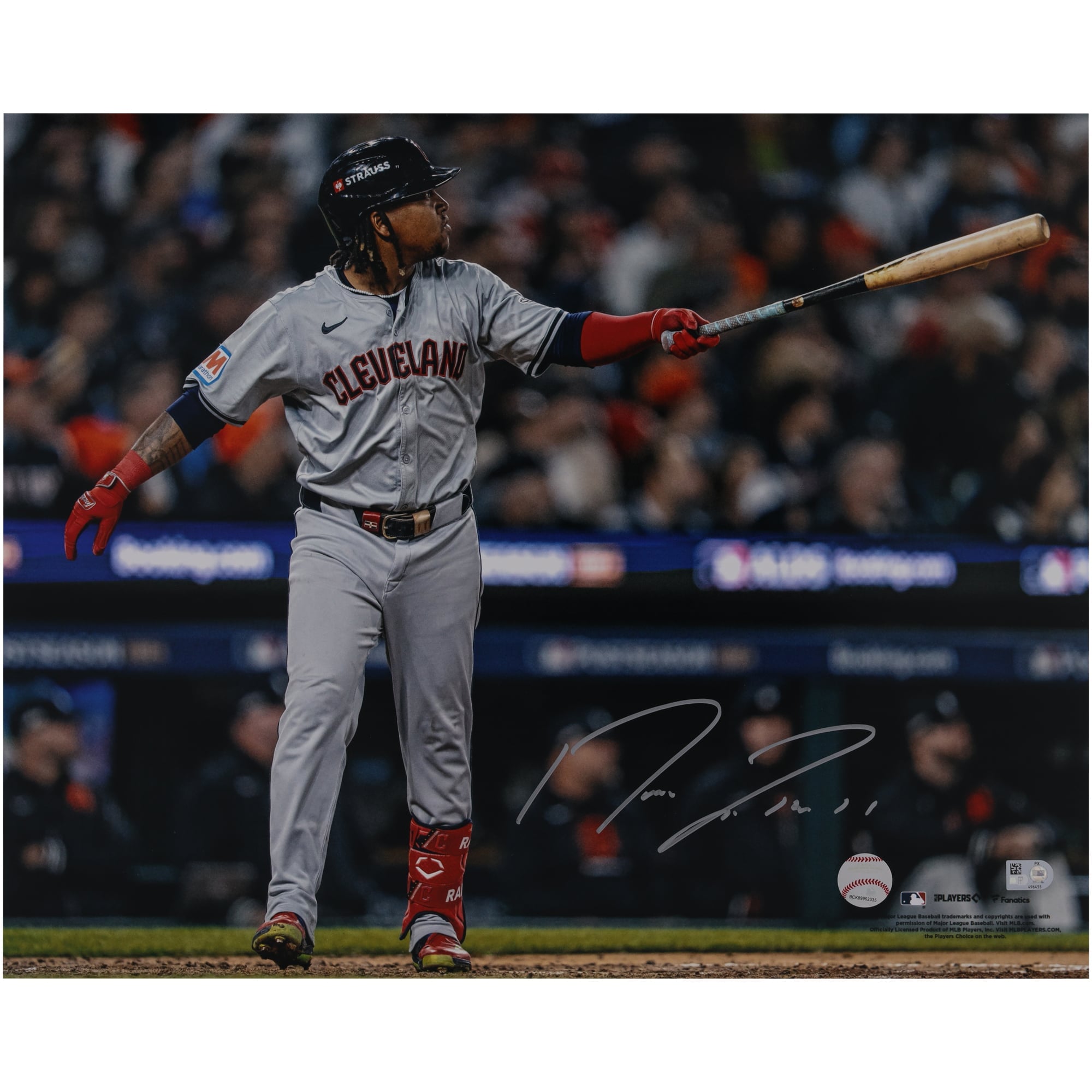 Photo de célébration d'un coup de circuit autographiée par José Ramirez des Cleveland Guardians (40,6 x 50,8 cm)