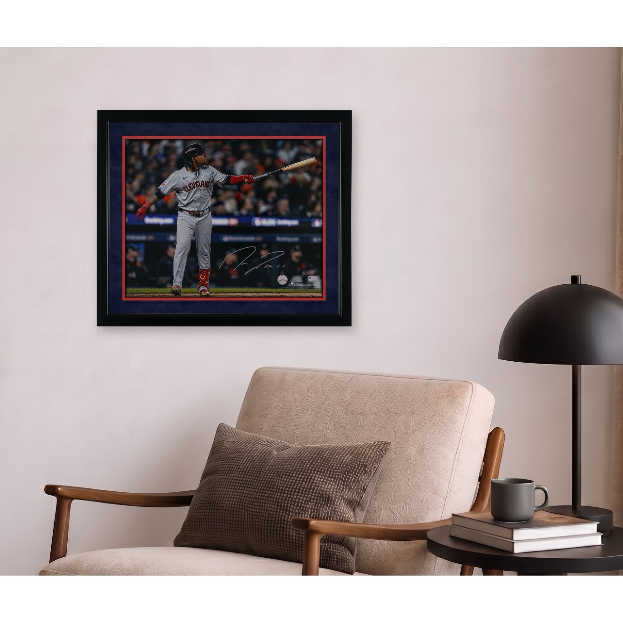 Photo de célébration d'un coup de circuit autographiée par José Ramirez des Cleveland Guardians (40,6 x 50,8 cm)