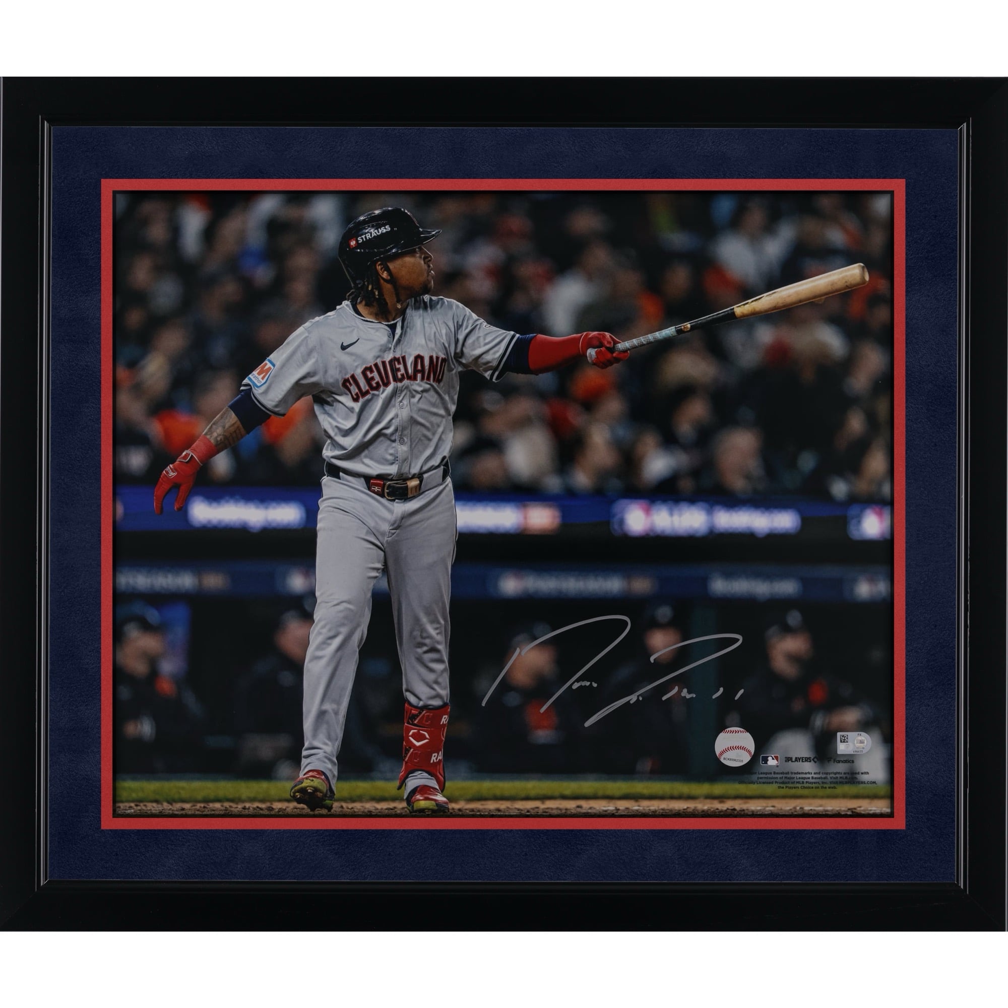 Photo de célébration d'un coup de circuit autographiée par José Ramirez des Cleveland Guardians (40,6 x 50,8 cm)