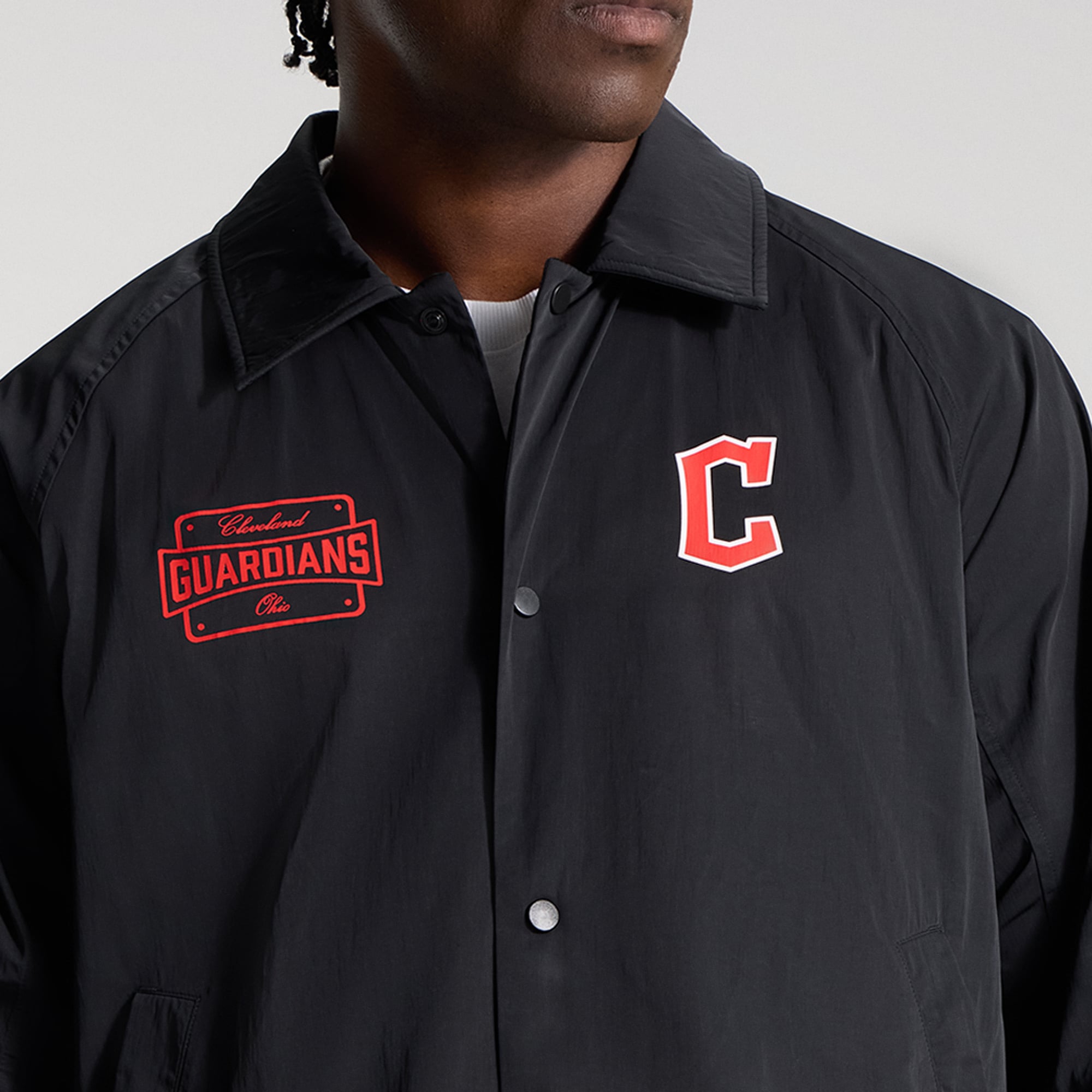 Veste de coach raglan Cleveland Guardians noire pour homme lululemon
