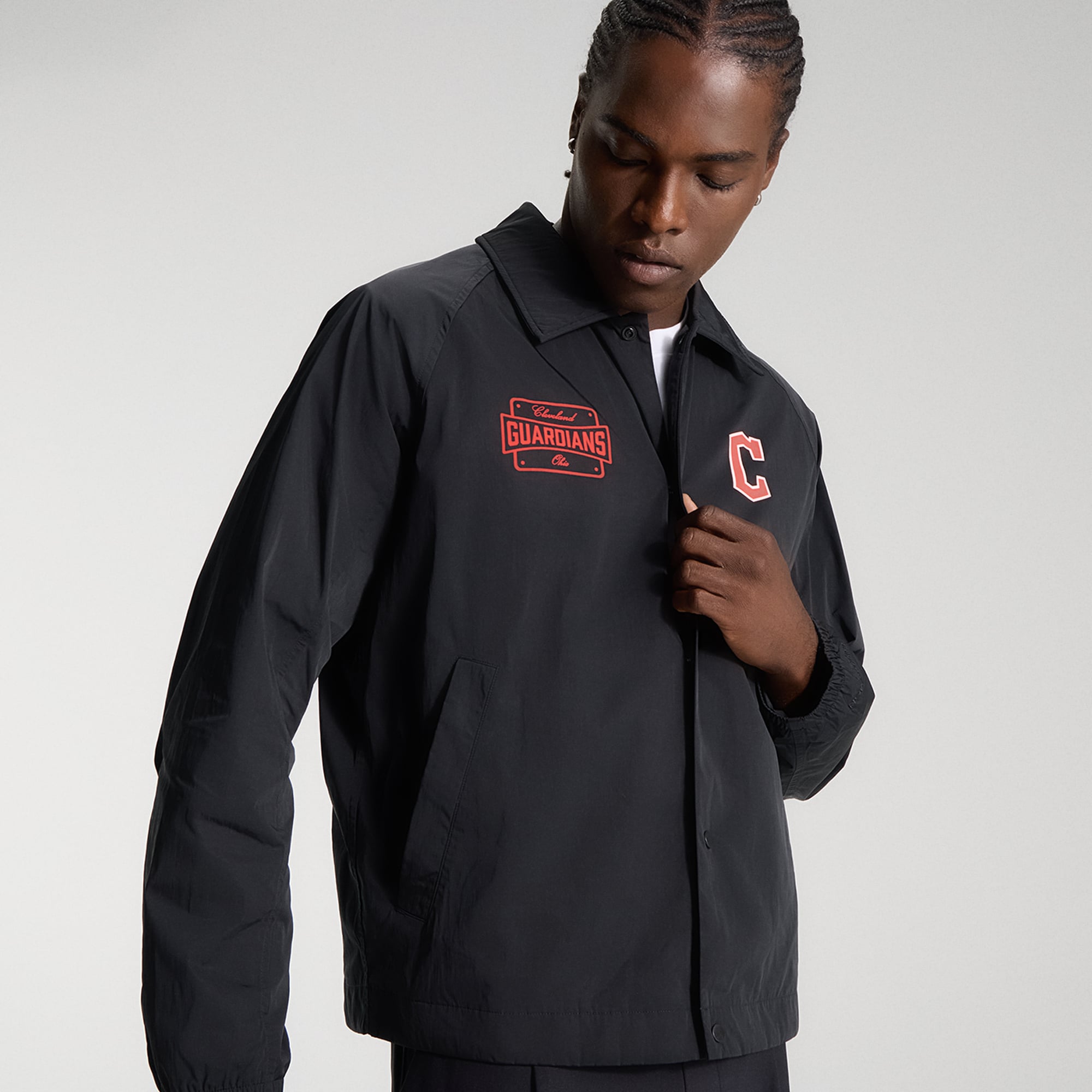Veste de coach raglan Cleveland Guardians noire pour homme lululemon
