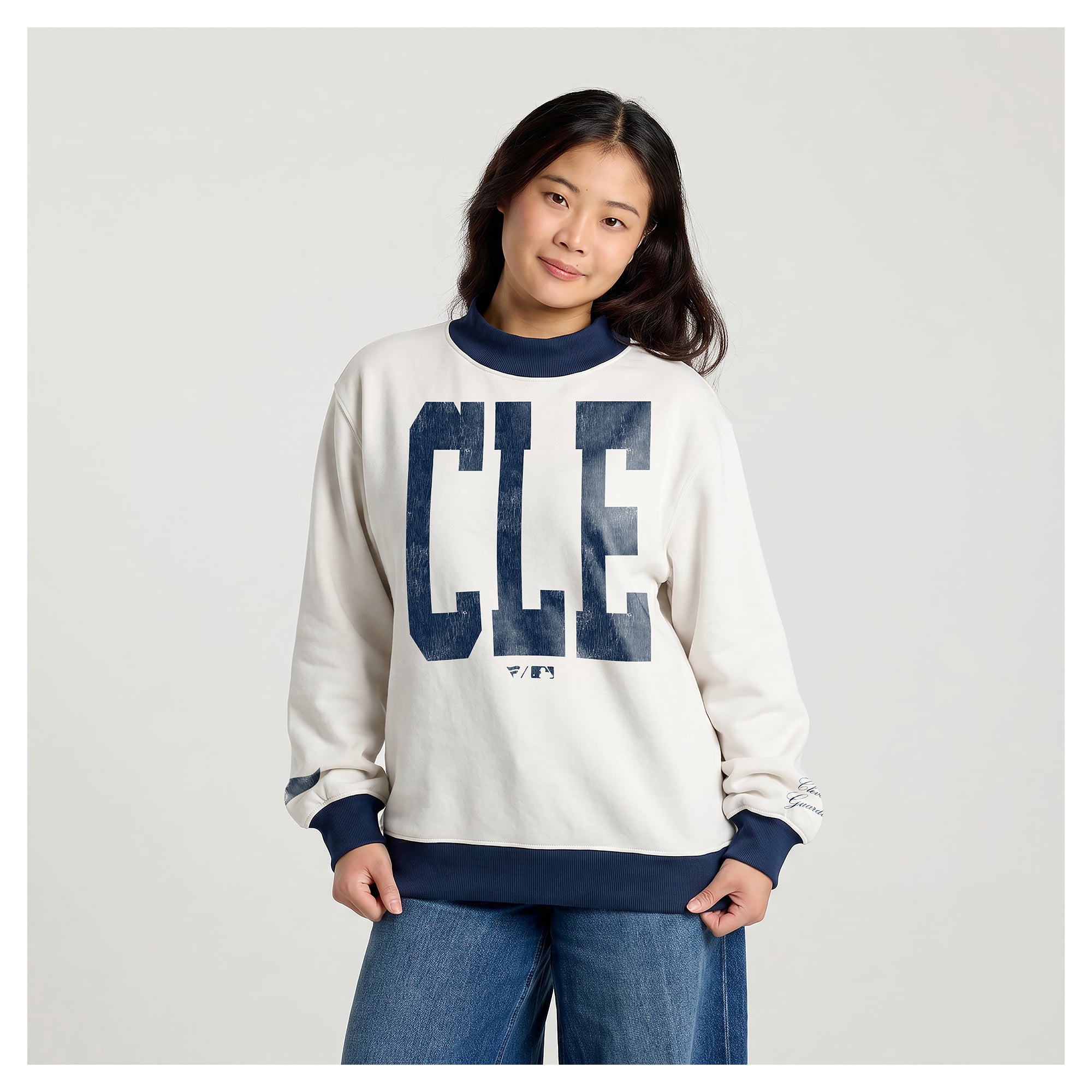 Sweat-shirt polaire à col cheminée Fanatics crème pour femme, avec l'abréviation de la ville des Cleveland Guardians.