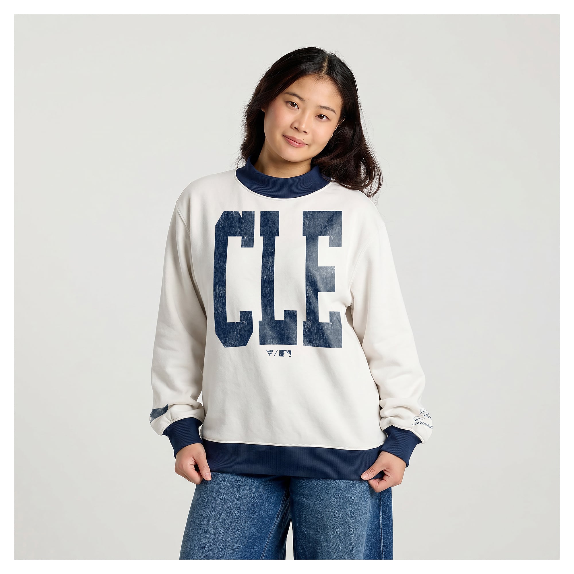 Sweat-shirt polaire à col cheminée Fanatics crème pour femme, avec l'abréviation de la ville des Cleveland Guardians.