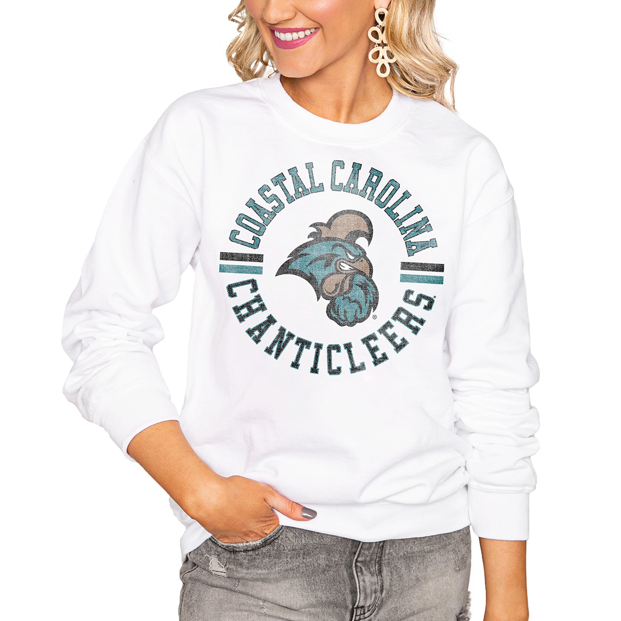 Sweat-shirt oversize vintage Perfect Crew blanc Coastal Carolina Chanticleers pour femmes, collection Gameday Couture.