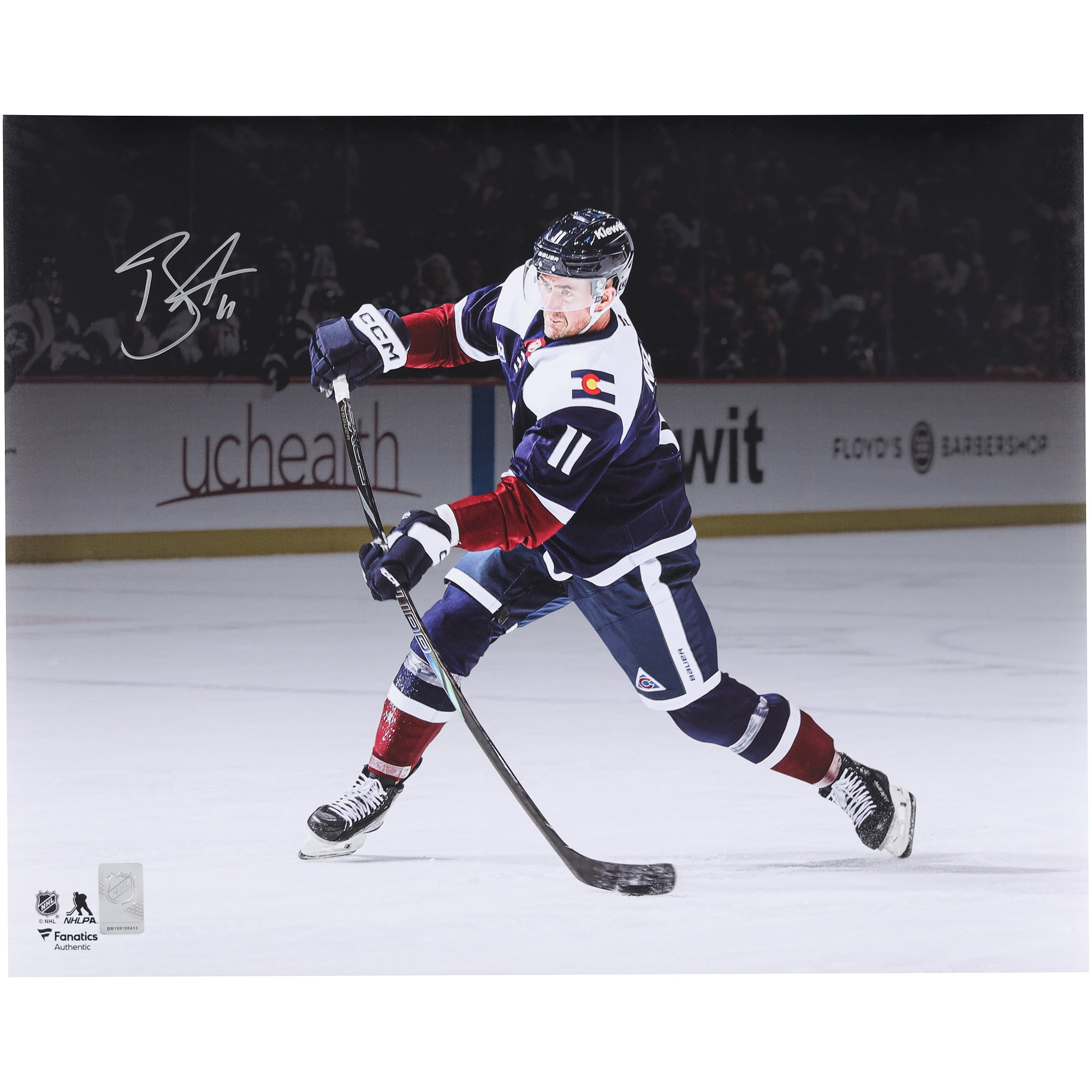 Photo de Brock Nelson, Colorado Avalanche, autographiée, 40 x 50 cm, maillot alternatif bleu marine, prise lors d'un shooting.