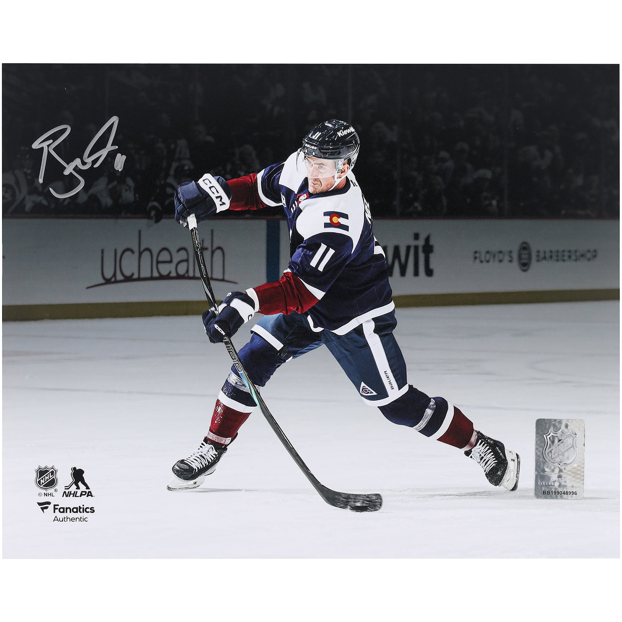 Photo de Brock Nelson, Colorado Avalanche, autographiée (8 x 10 pouces), maillot alternatif bleu marine, prise lors d'un shooting.