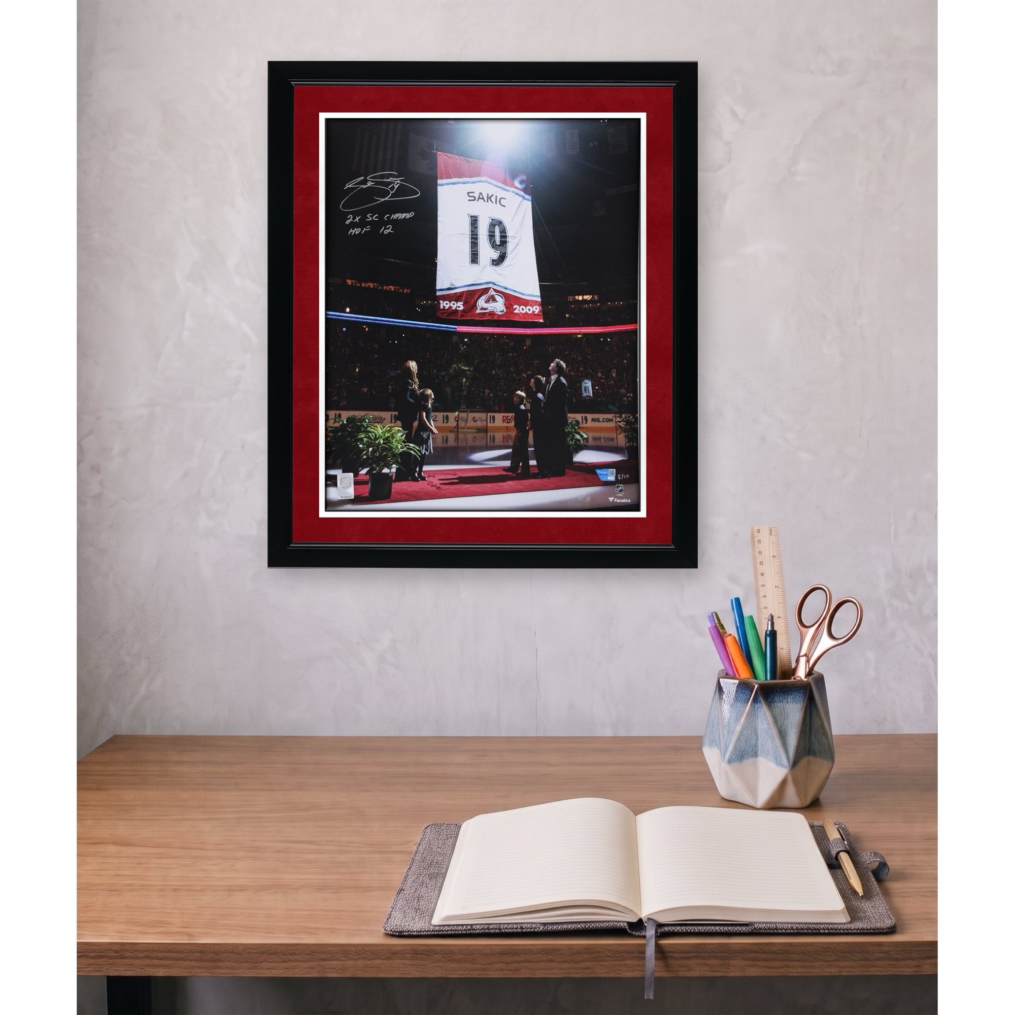 Photographie de la cérémonie de retrait du maillot de Joe Sakic (Colorado Avalanche), autographiée (40,6 x 50,8 cm), avec plusieurs inscriptions - Édition limitée à 10 exemplaires