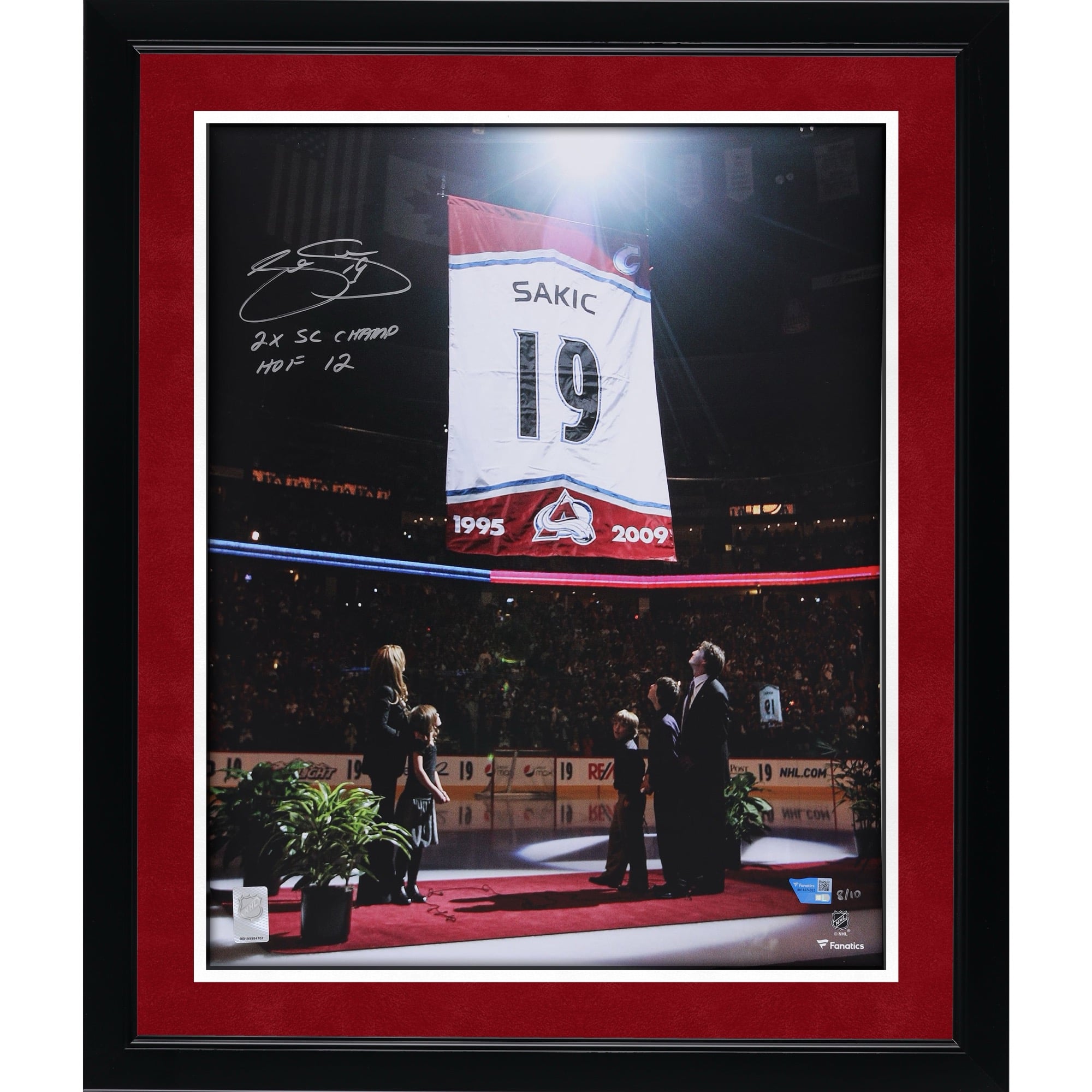 Photographie de la cérémonie de retrait du maillot de Joe Sakic (Colorado Avalanche), autographiée (40,6 x 50,8 cm), avec plusieurs inscriptions - Édition limitée à 10 exemplaires
