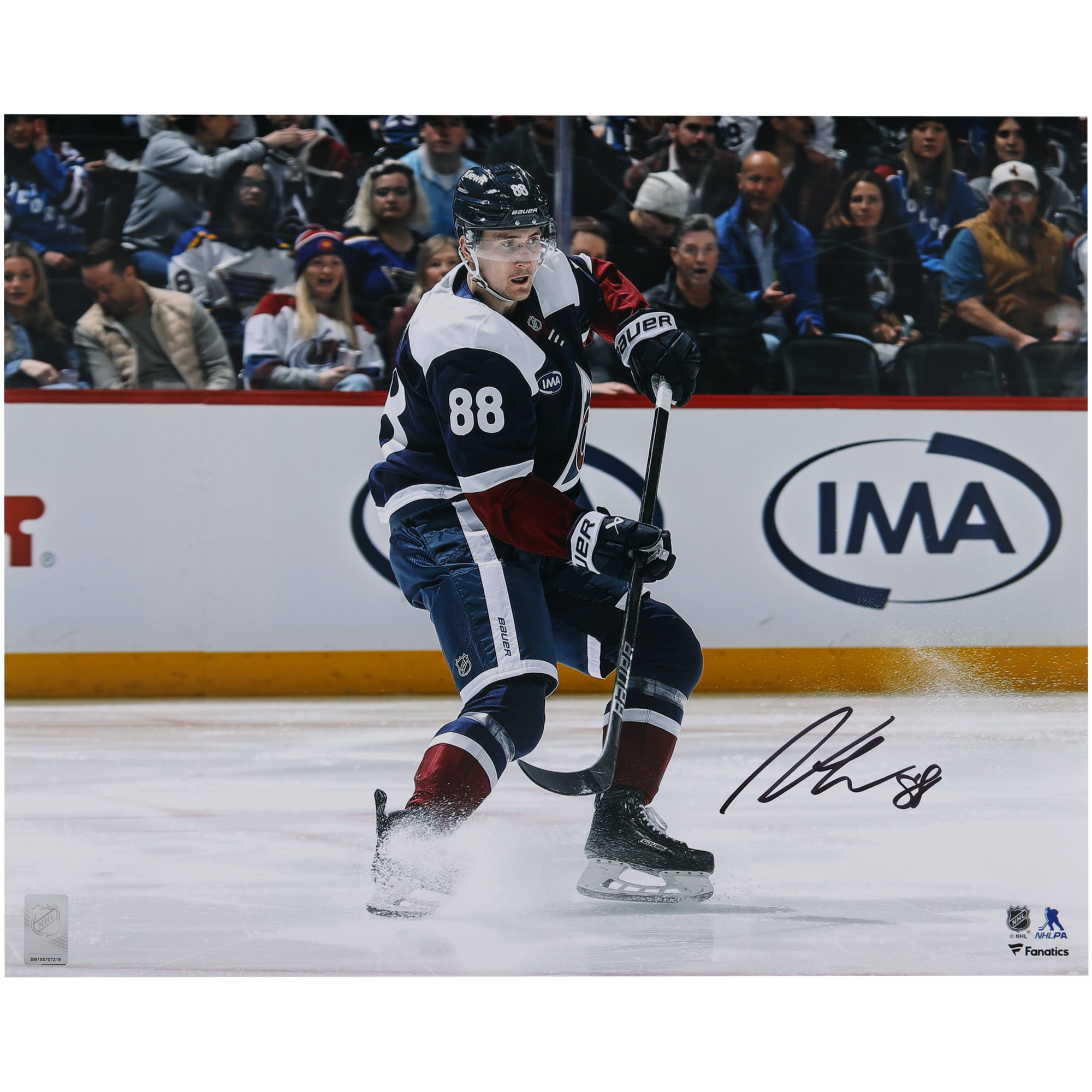 Photo de Martin Necas, joueur de l'Avalanche du Colorado, autographiée (16" x 20"), maillot alternatif bleu marine.