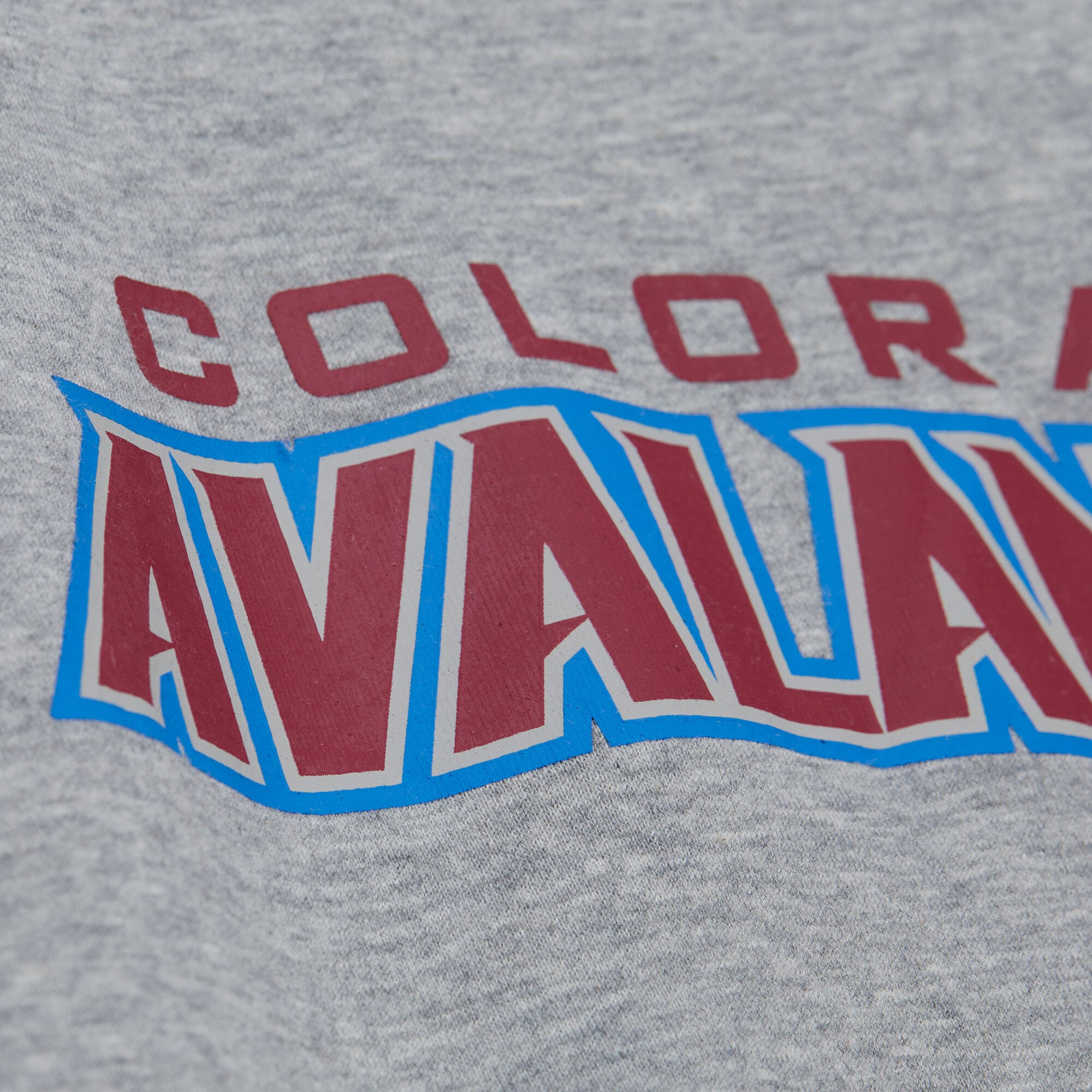 Sweat-shirt à col rond en polaire Mitchell & Ness gris chiné pour homme, avec logo de l'Avalanche du Colorado.