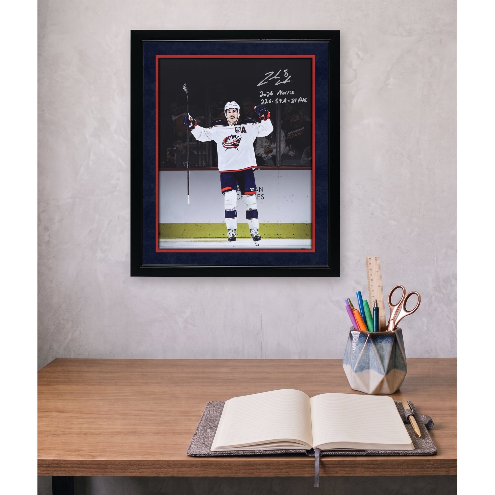 Photo dédicacée de Zach Werenski (Columbus Blue Jackets), format 40 x 50 cm, avec plusieurs inscriptions - Édition limitée à 25 exemplaires
