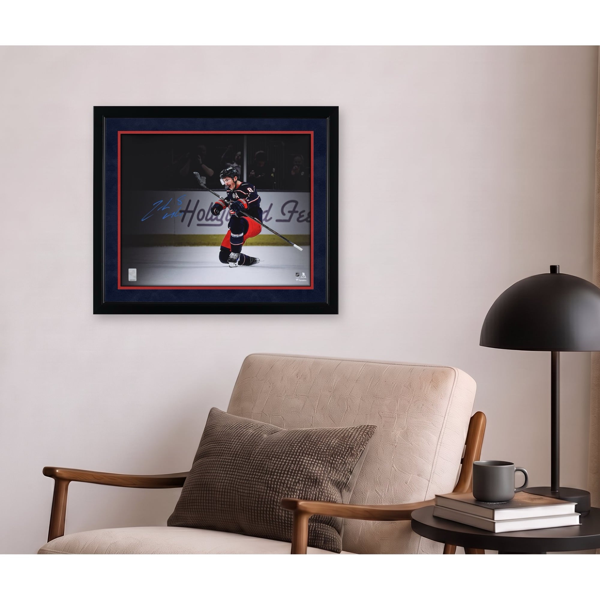 Photo de Zach Werenski, des Blue Jackets de Columbus, autographié, en maillot bleu marine (16 x 20 pouces).