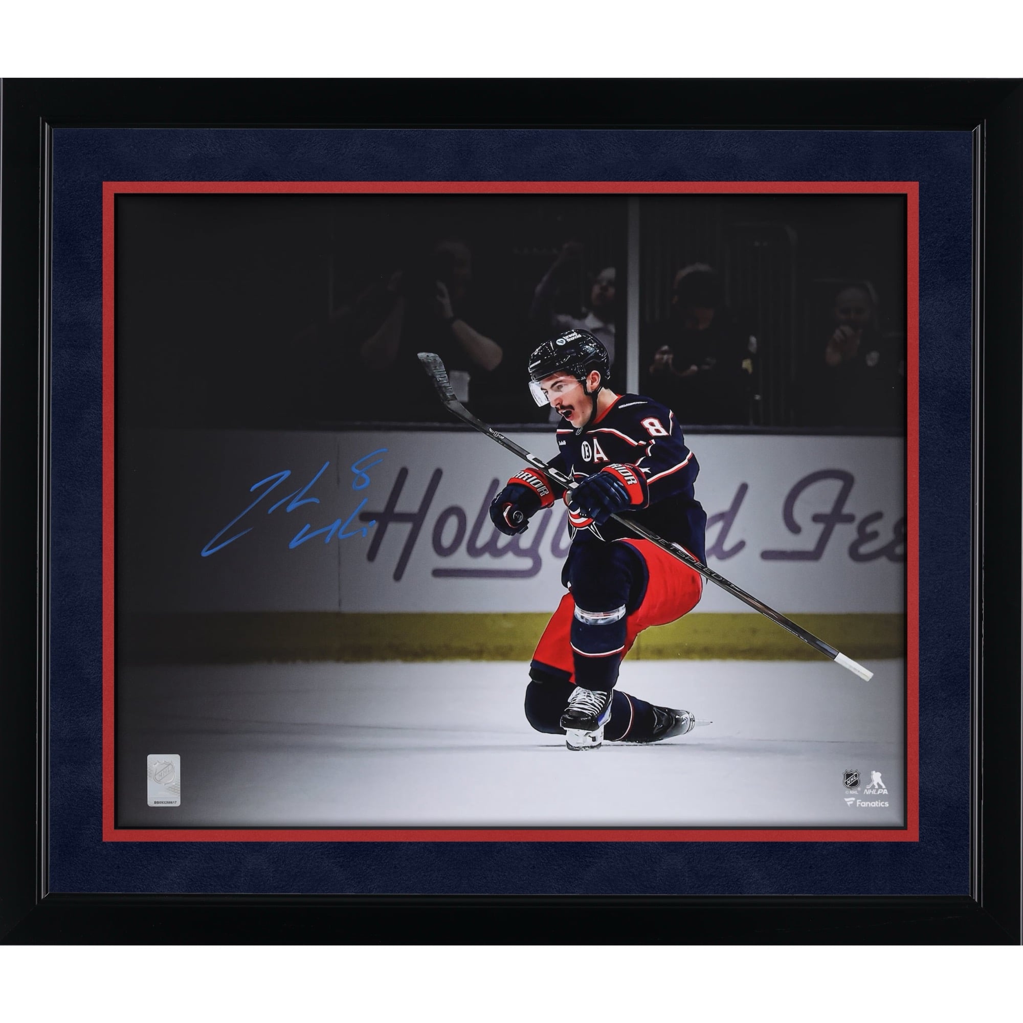 Photo de Zach Werenski, des Blue Jackets de Columbus, autographié, en maillot bleu marine (16 x 20 pouces).
