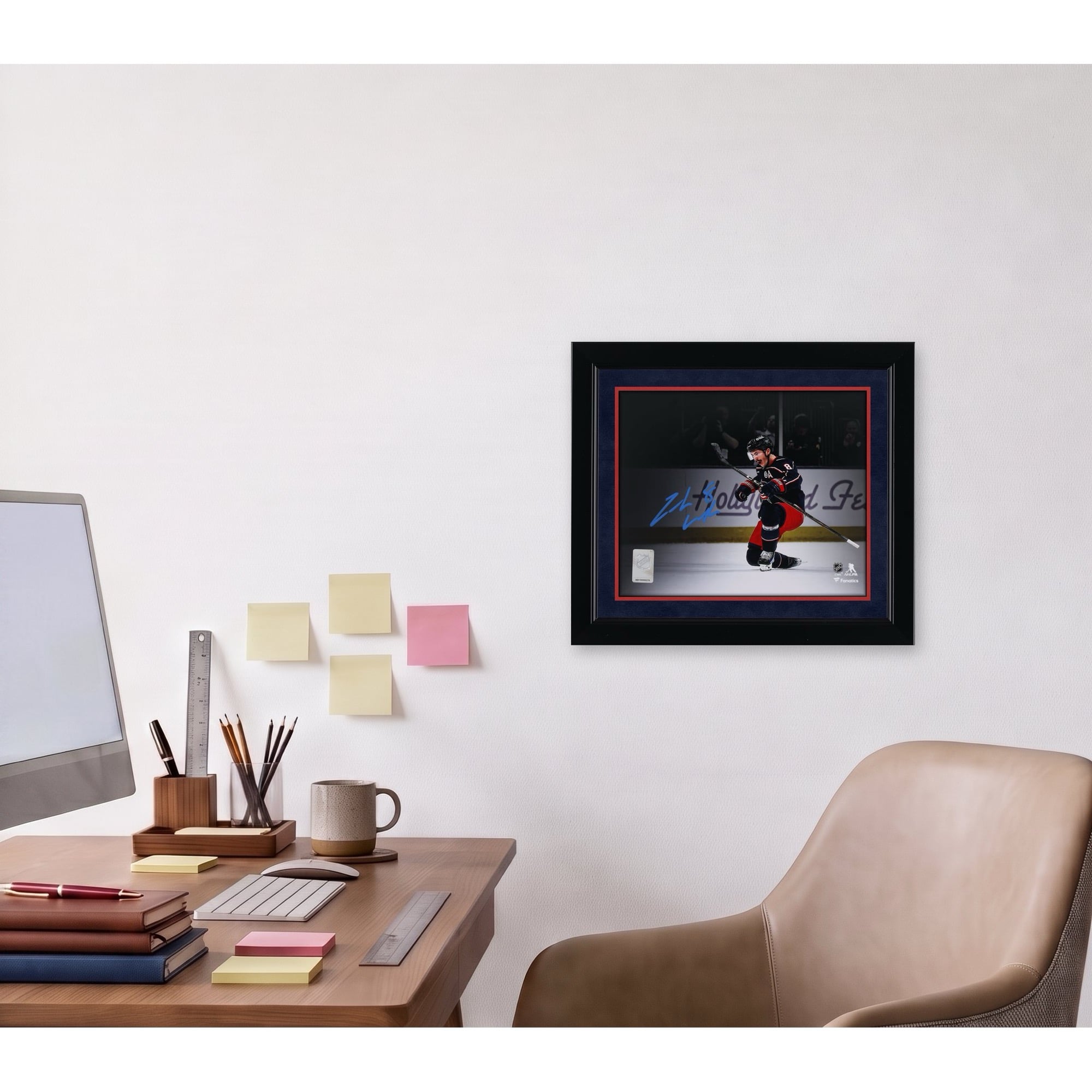 Photo de Zach Werenski, des Blue Jackets de Columbus, autographié au format 8 x 10 pouces (20 x 25 cm), maillot bleu marine, lors de sa célébration.