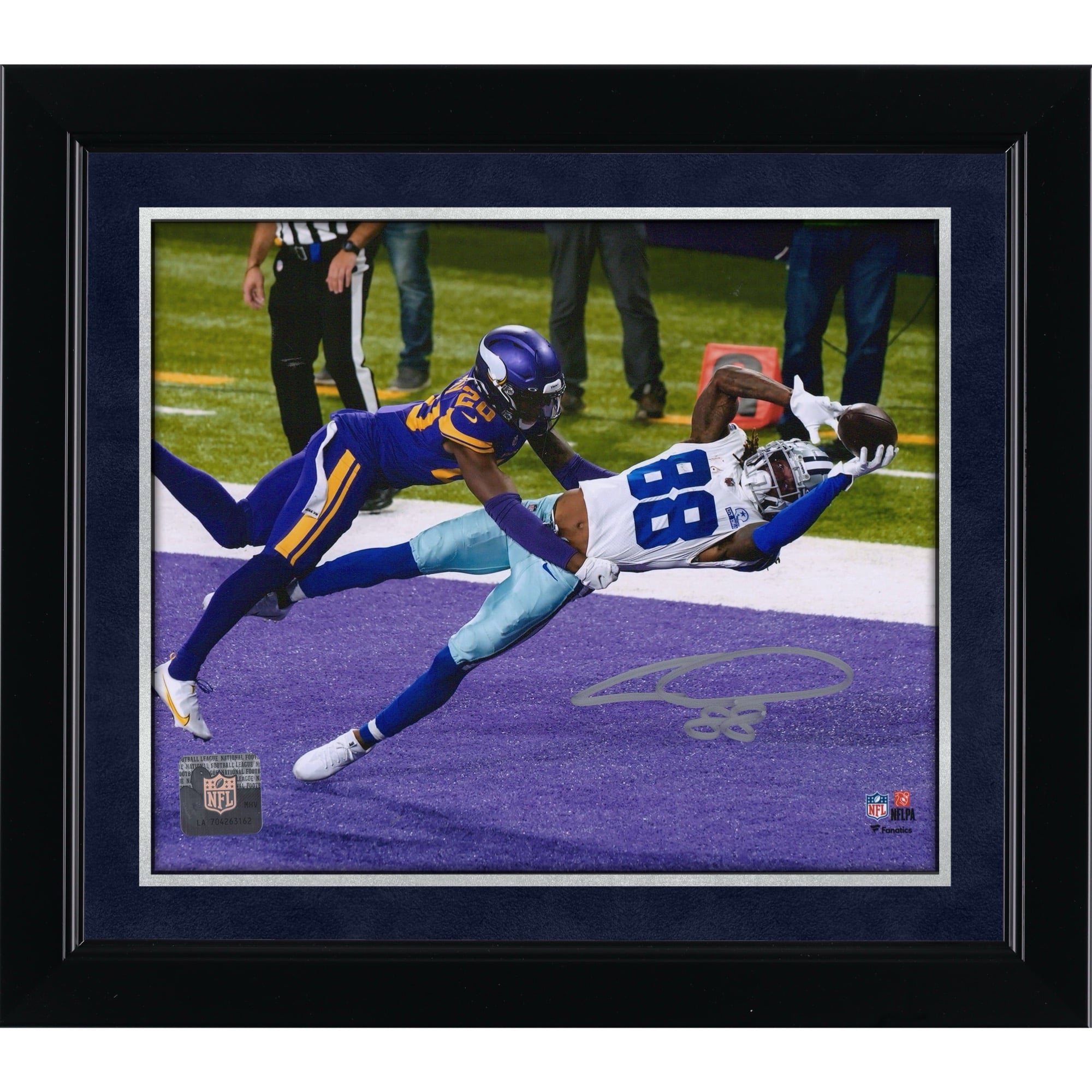 Photo dédicacée de CeeDee Lamb (Dallas Cowboys) - Touchdown contre Minnesota (8" x 10")