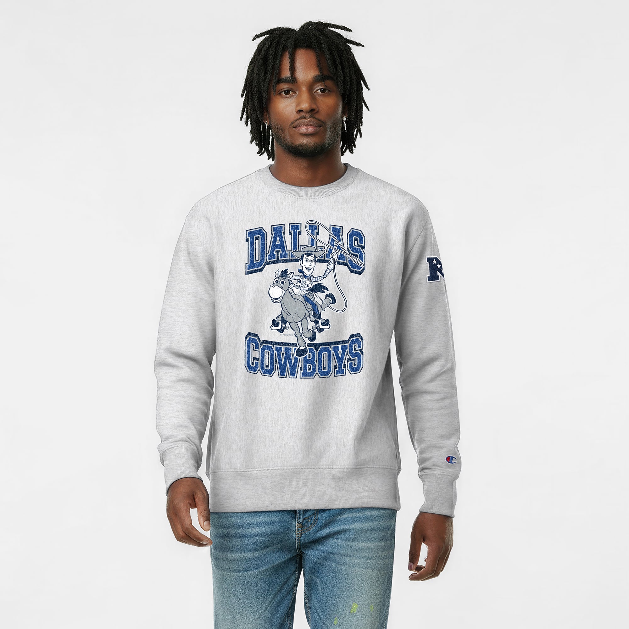 Sweat-shirt homme Disney x Champion gris chiné Dallas Cowboys Woody Reverse Weave