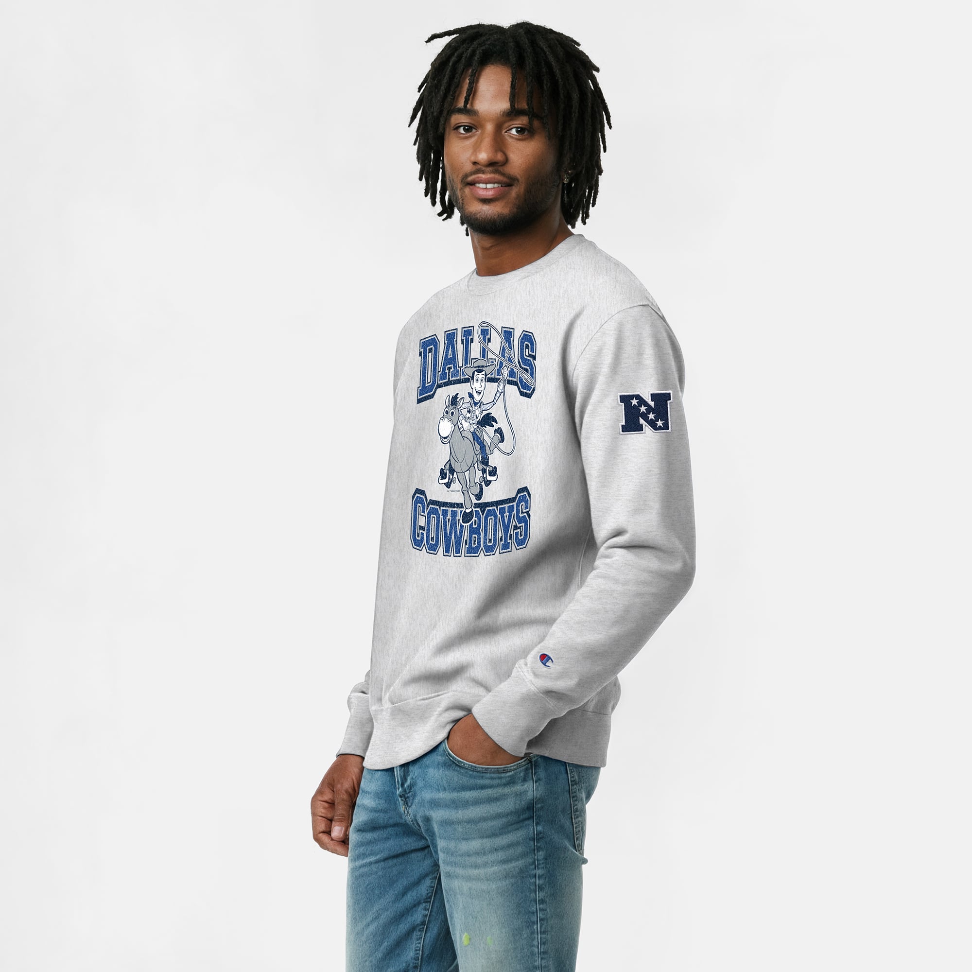 Sweat-shirt homme Disney x Champion gris chiné Dallas Cowboys Woody Reverse Weave