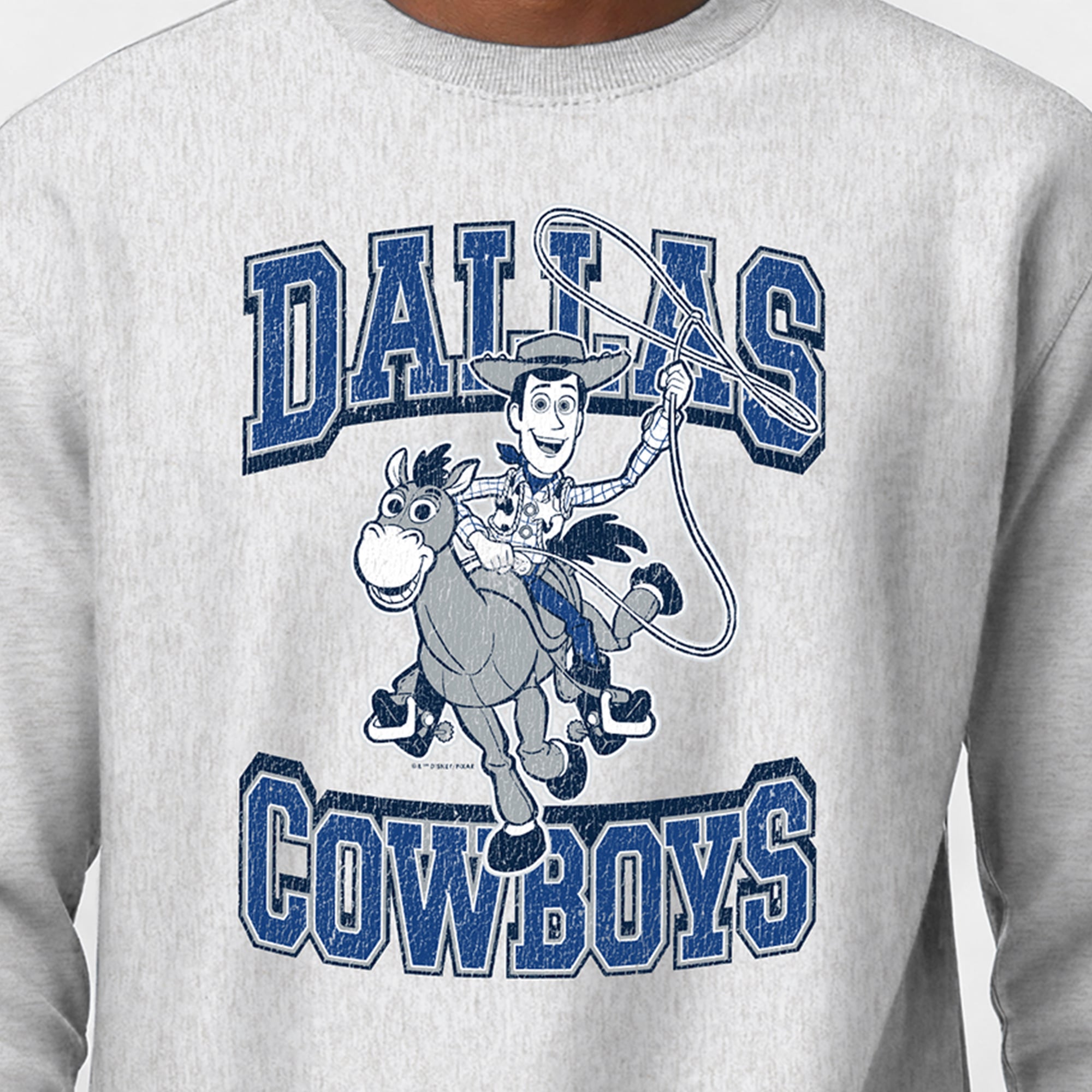 Sweat-shirt homme Disney x Champion gris chiné Dallas Cowboys Woody Reverse Weave