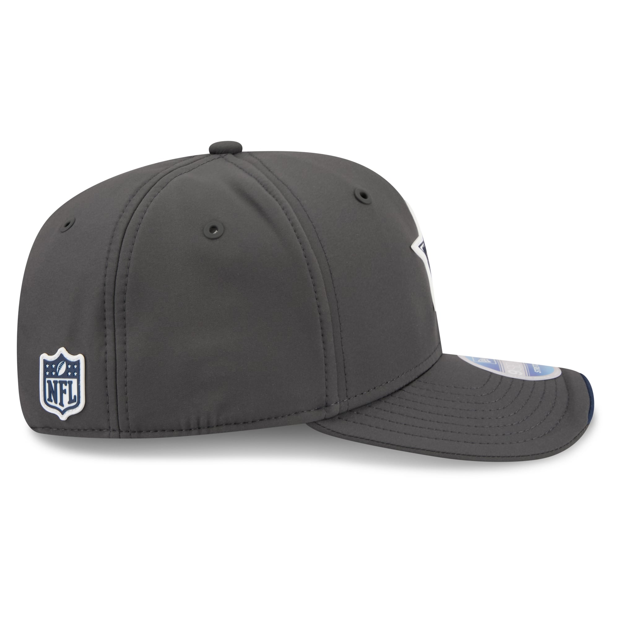 Casquette ajustable New Era Dallas Cowboys 2026 Sideline pour homme, couleur anthracite, modèle 9SEVENTY, idéale pour les temps froids.