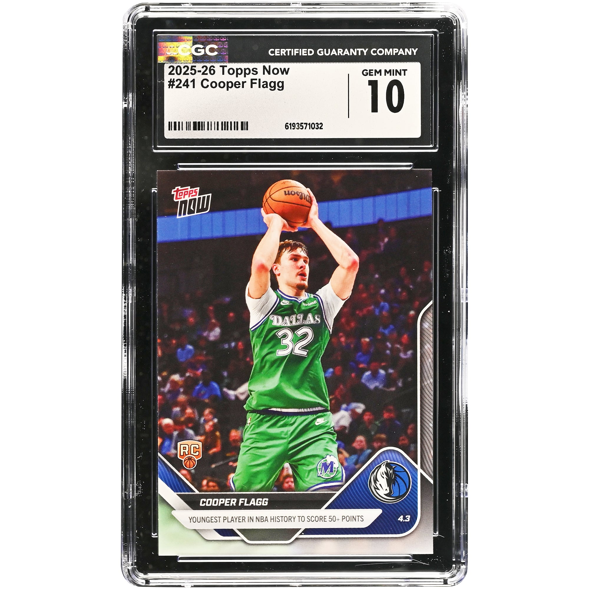 Carte de recrue n° 241 authentifiée CGC de Cooper Flagg, Dallas Mavericks, saison 2025-26, Topps Now : plus jeune joueur de l'histoire de la NBA à avoir marqué plus de 50 points.