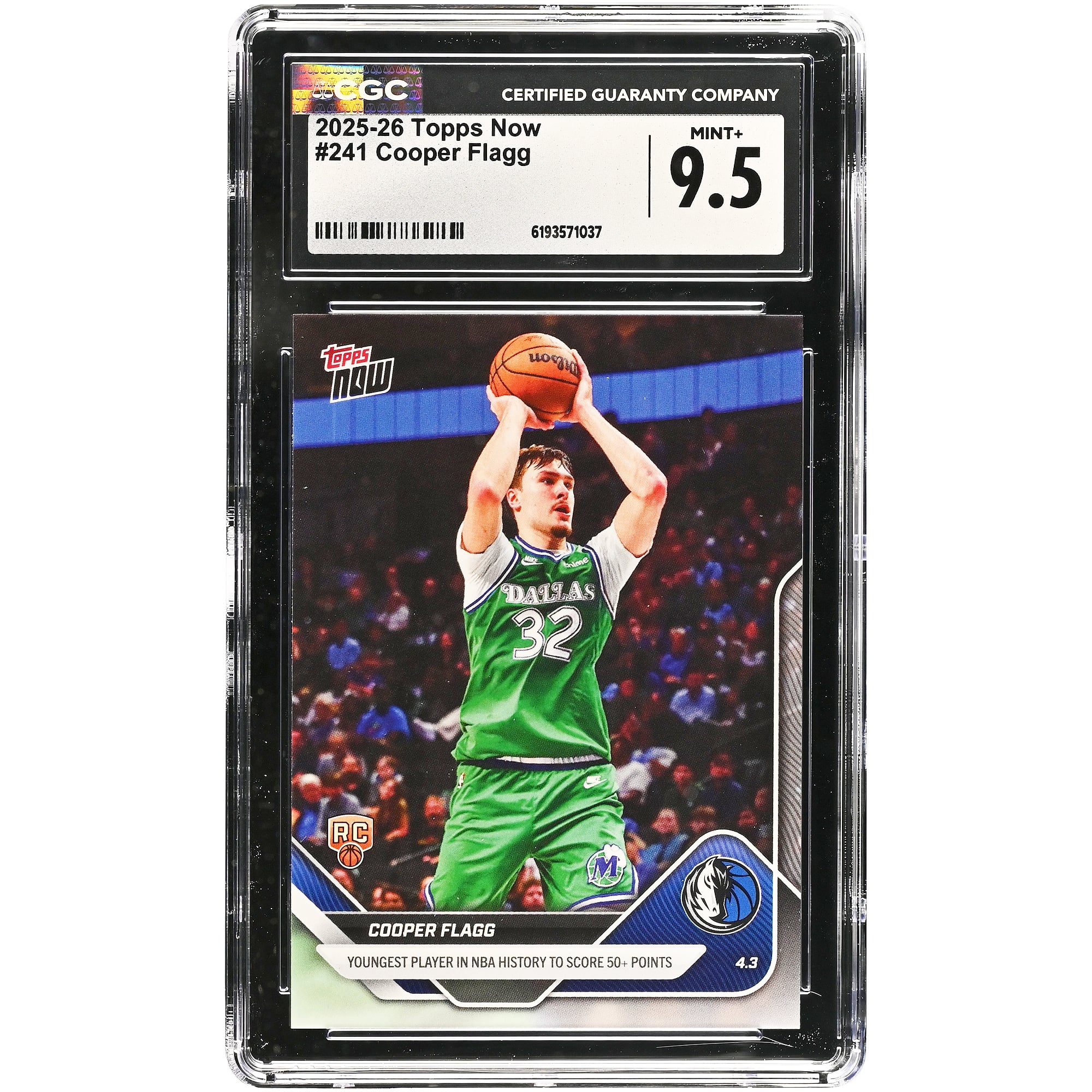Carte de recrue de Cooper Flagg (Dallas Mavericks) 2025-26 Topps Now, plus jeune joueur de l'histoire de la NBA à avoir marqué plus de 50 points, n° 241
