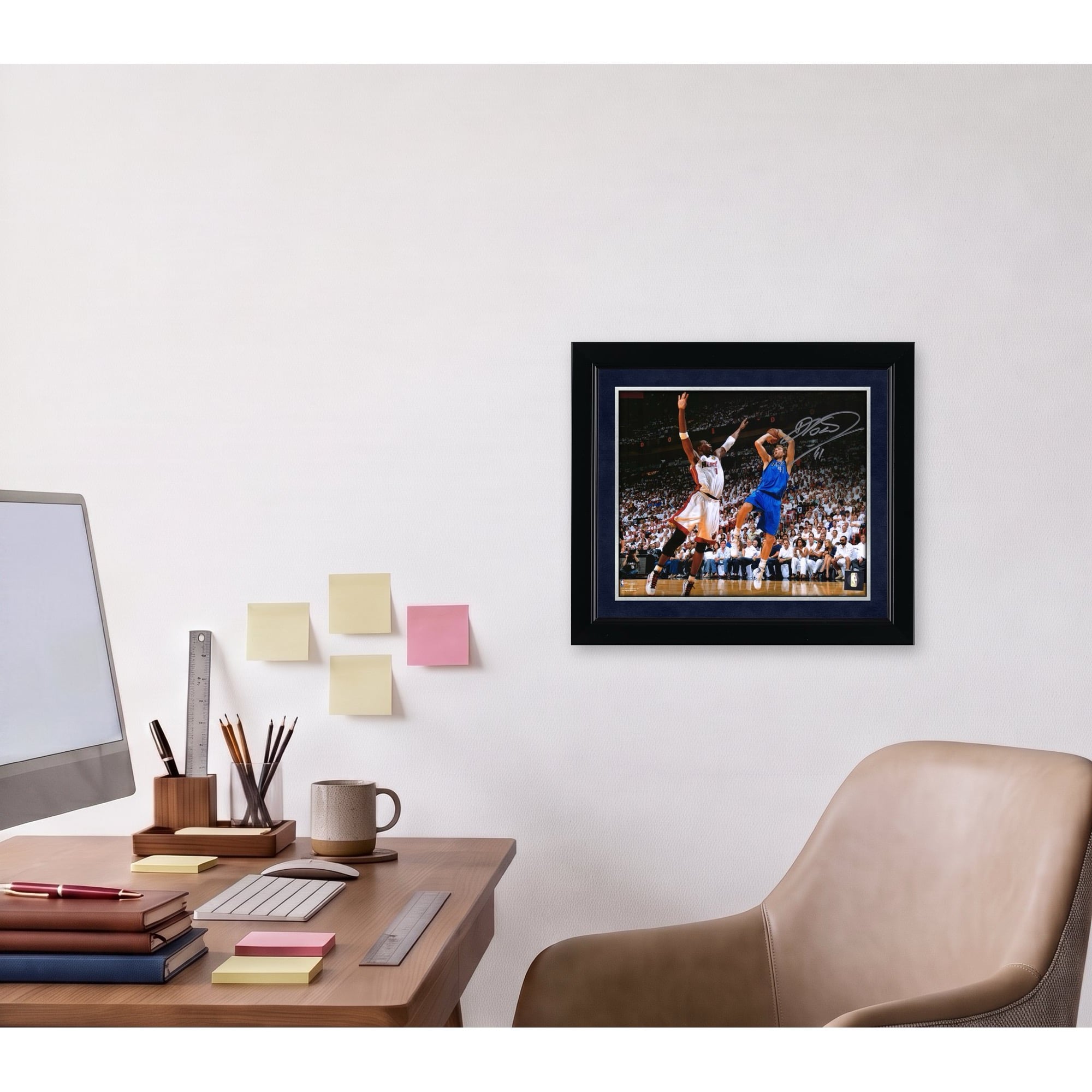 Photo dédicacée de Dirk Nowitzki (Dallas Mavericks) lors de son match contre Chris Bosh (20 x 25 cm)