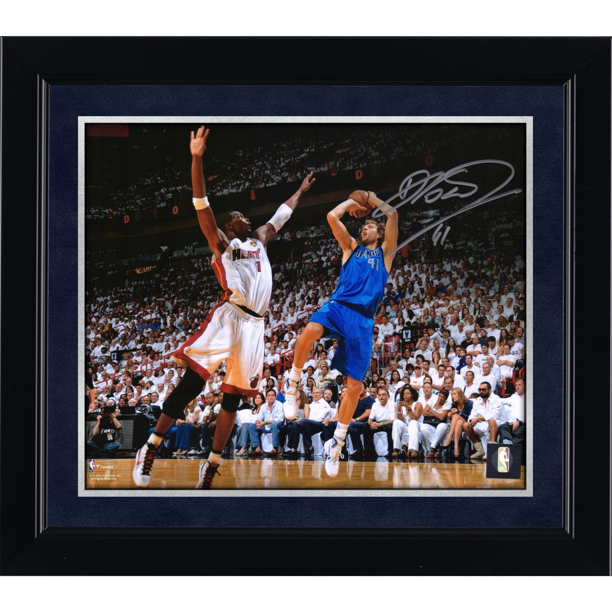 Photo dédicacée de Dirk Nowitzki (Dallas Mavericks) lors de son match contre Chris Bosh (20 x 25 cm)