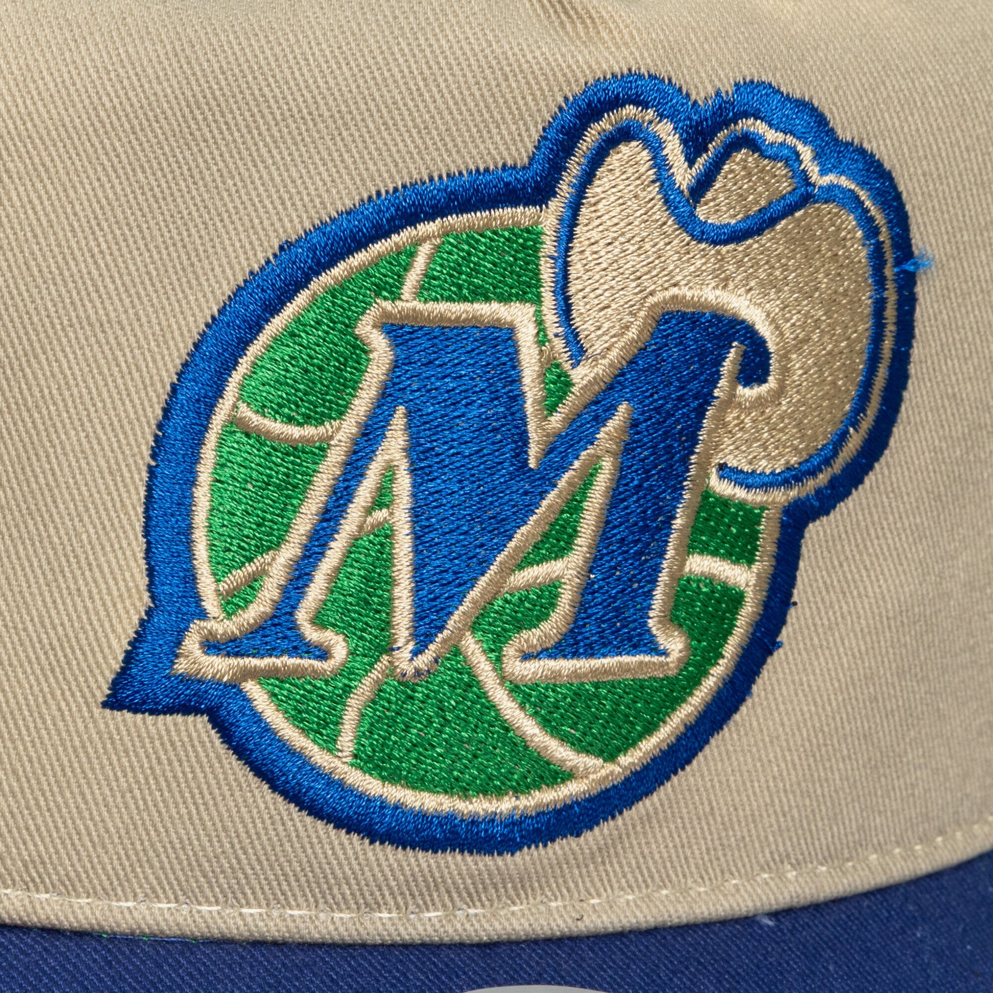 Casquette snapback Mitchell & Ness crème Dallas Mavericks Hardwood Classics Retro Roots pour homme