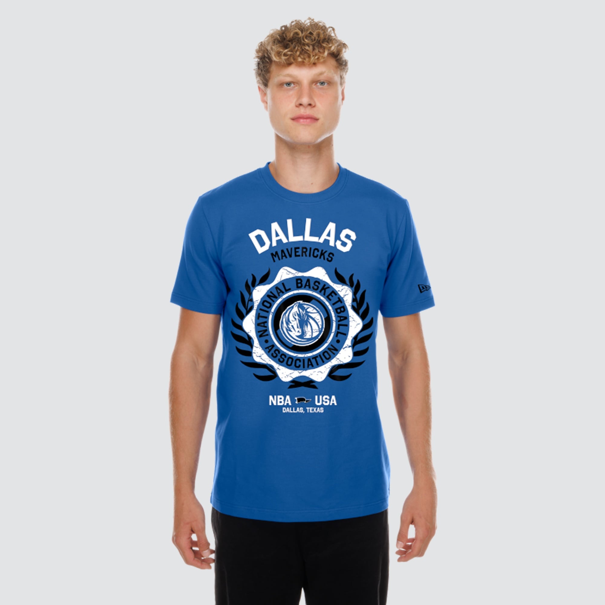T-shirt New Era bleu Dallas Mavericks à motif floqué Laurel Crest pour homme