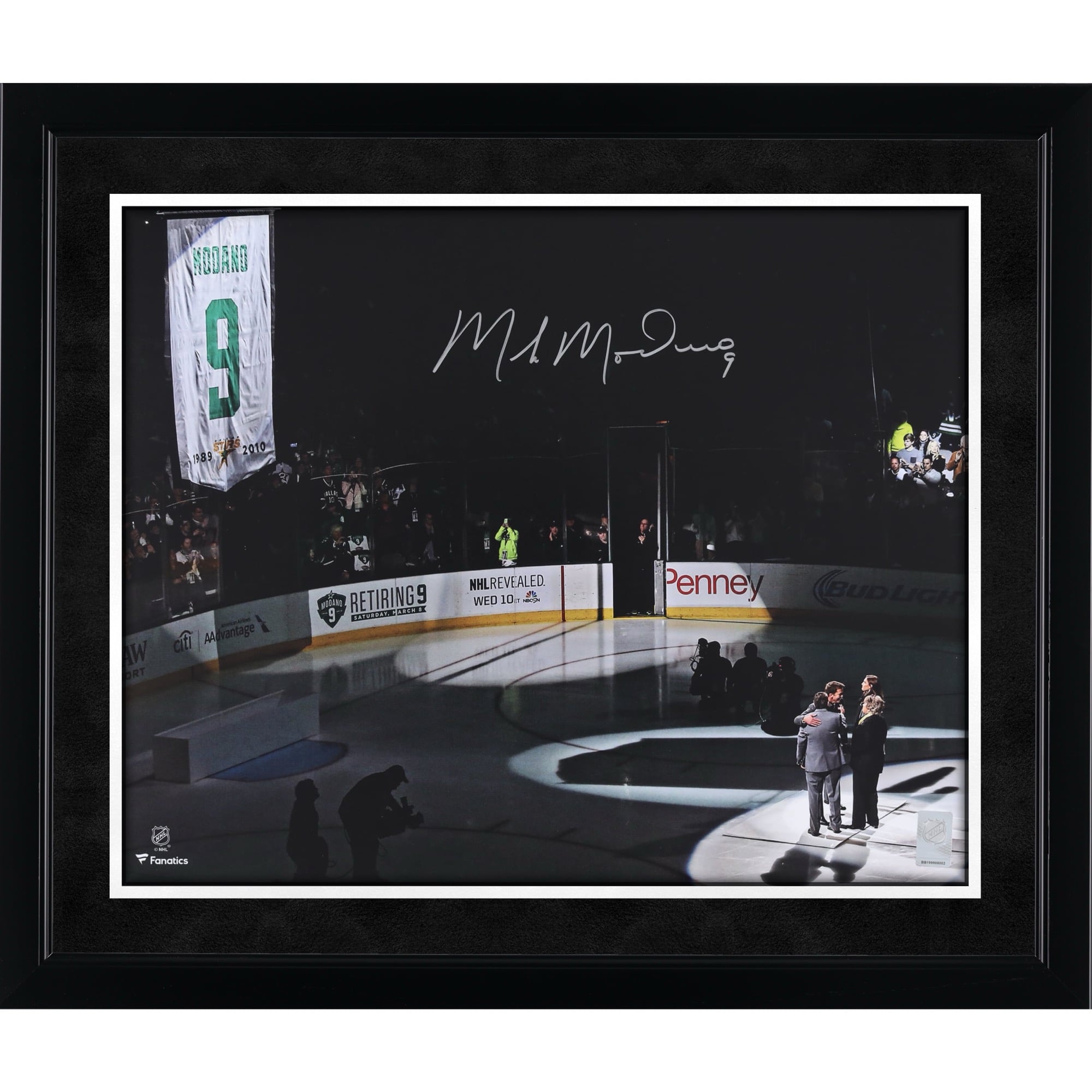 Photo de Mike Modano, joueur des Stars de Dallas, autographiée lors de la soirée de retrait de son maillot (40 x 50 cm).