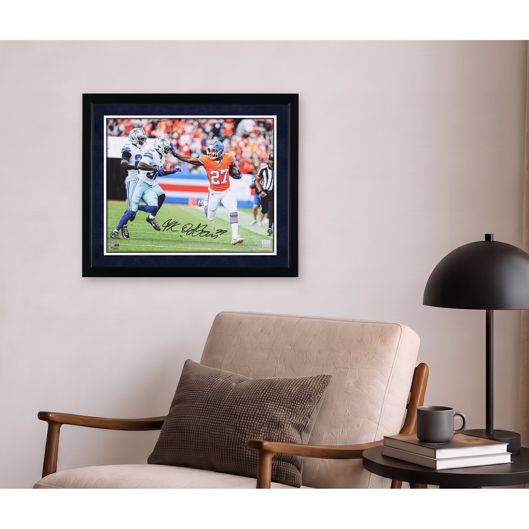 Photo dédicacée de J.K. Dobbins (Denver Broncos) - 40,6 x 50,8 cm (Stiff Arm) contre les Dallas Cowboys