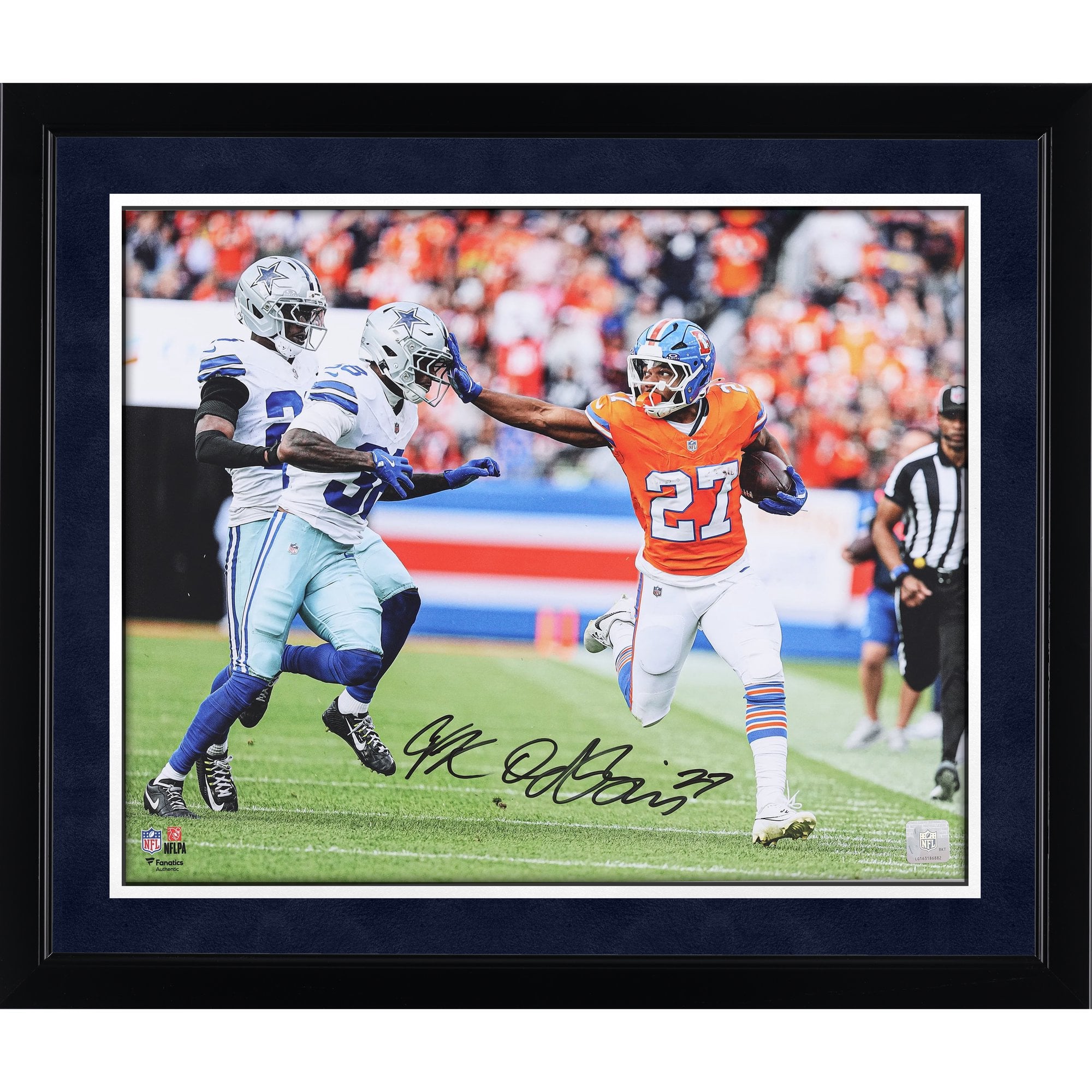 Photo dédicacée de J.K. Dobbins (Denver Broncos) - 40,6 x 50,8 cm (Stiff Arm) contre les Dallas Cowboys