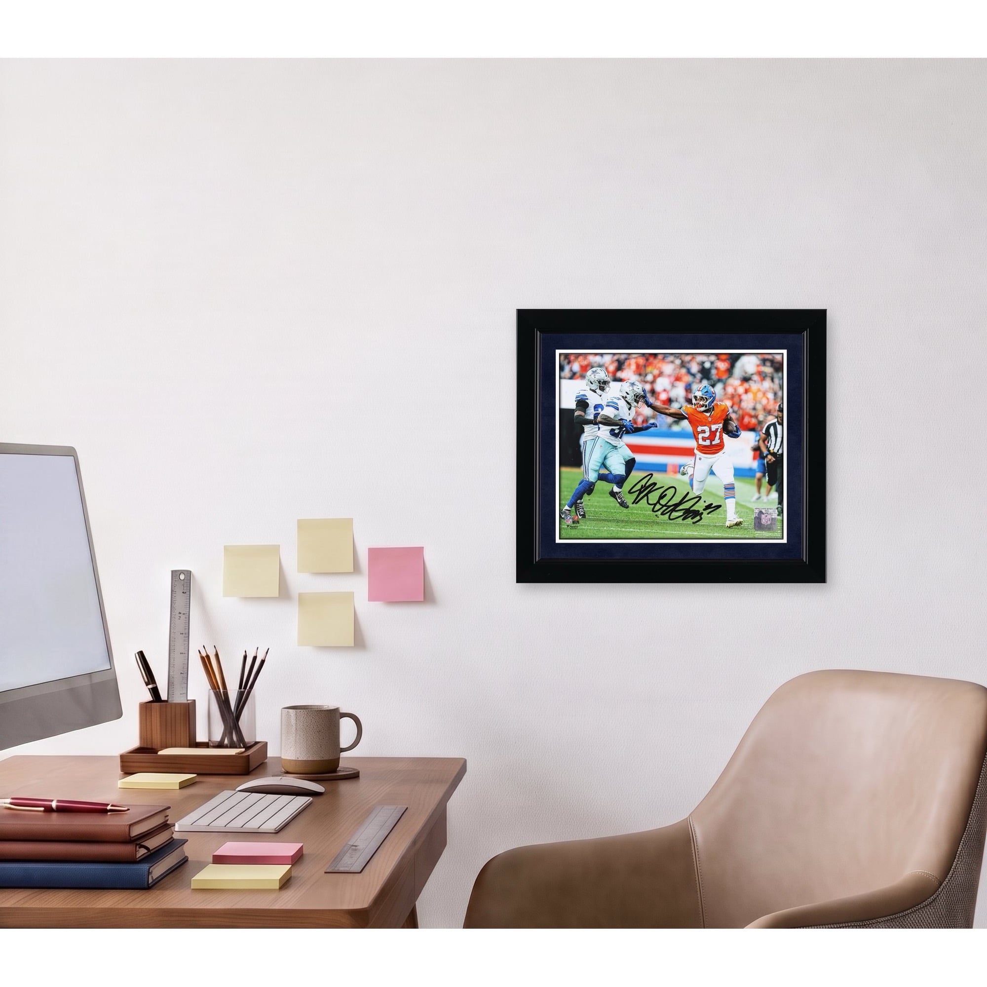 Photo dédicacée de J.K. Dobbins (Denver Broncos) - 20 x 25 cm - Arme raide contre les Dallas Cowboys