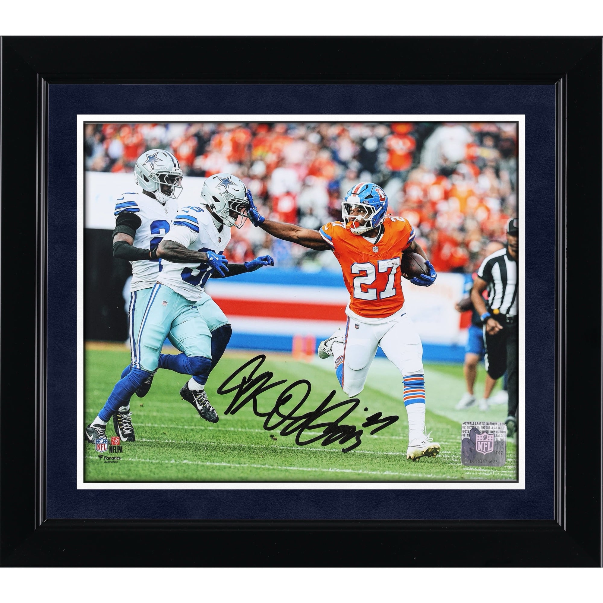 Photo dédicacée de J.K. Dobbins (Denver Broncos) - 20 x 25 cm - Arme raide contre les Dallas Cowboys