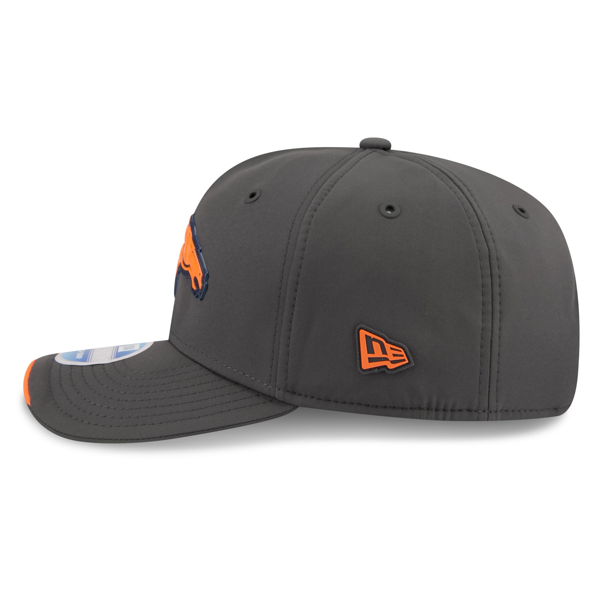 Casquette ajustable New Era 9SEVENTY pour homme, couleur anthracite, Denver Broncos, collection Sideline 2026, idéale pour temps froid.