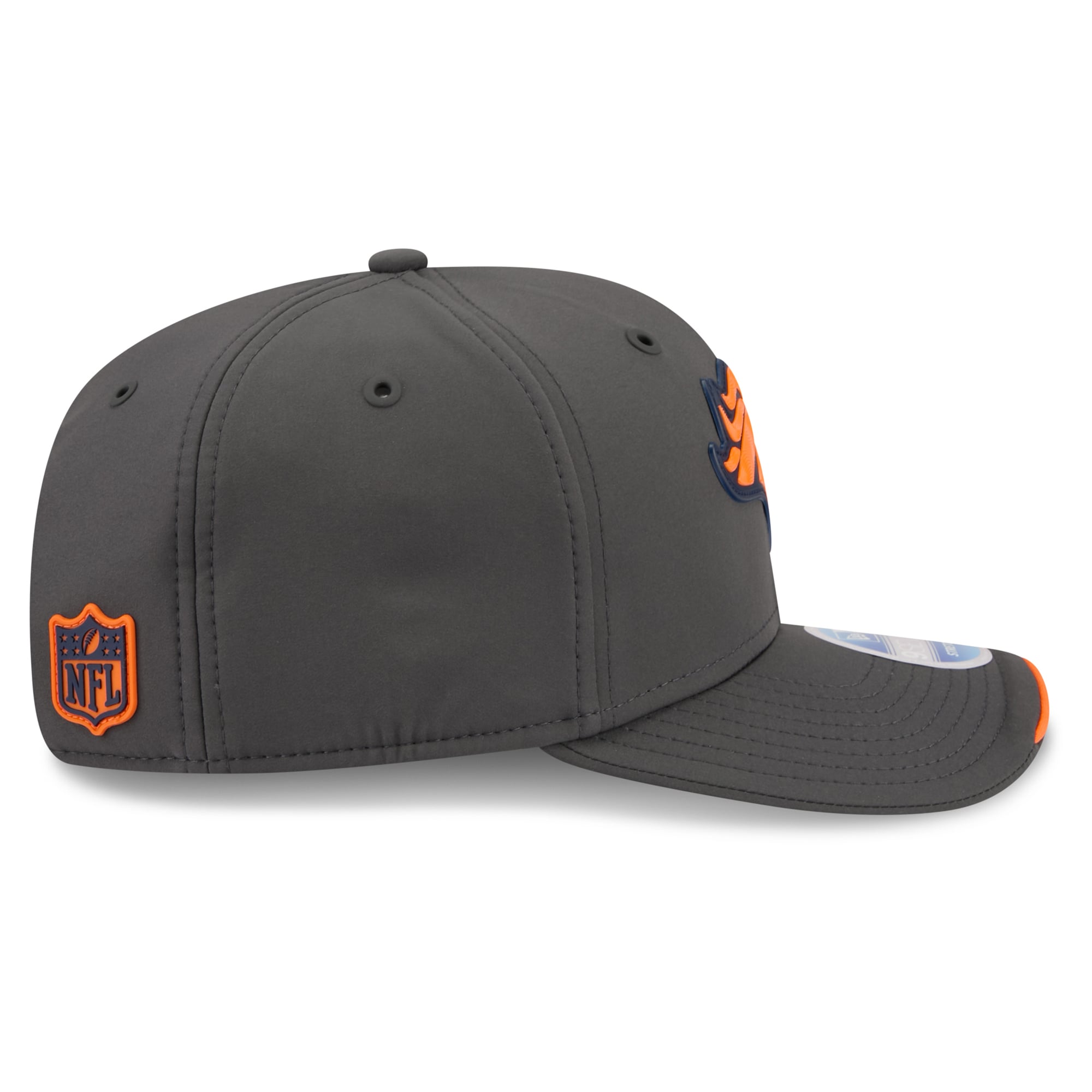 Casquette ajustable New Era 9SEVENTY pour homme, couleur anthracite, Denver Broncos, collection Sideline 2026, idéale pour temps froid.