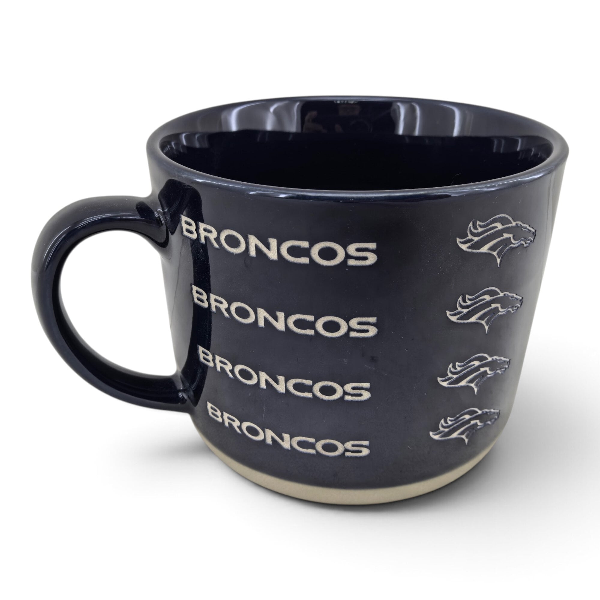 Mug Pegasus Denver Broncos 17 oz, logo ton sur ton, finition sablée