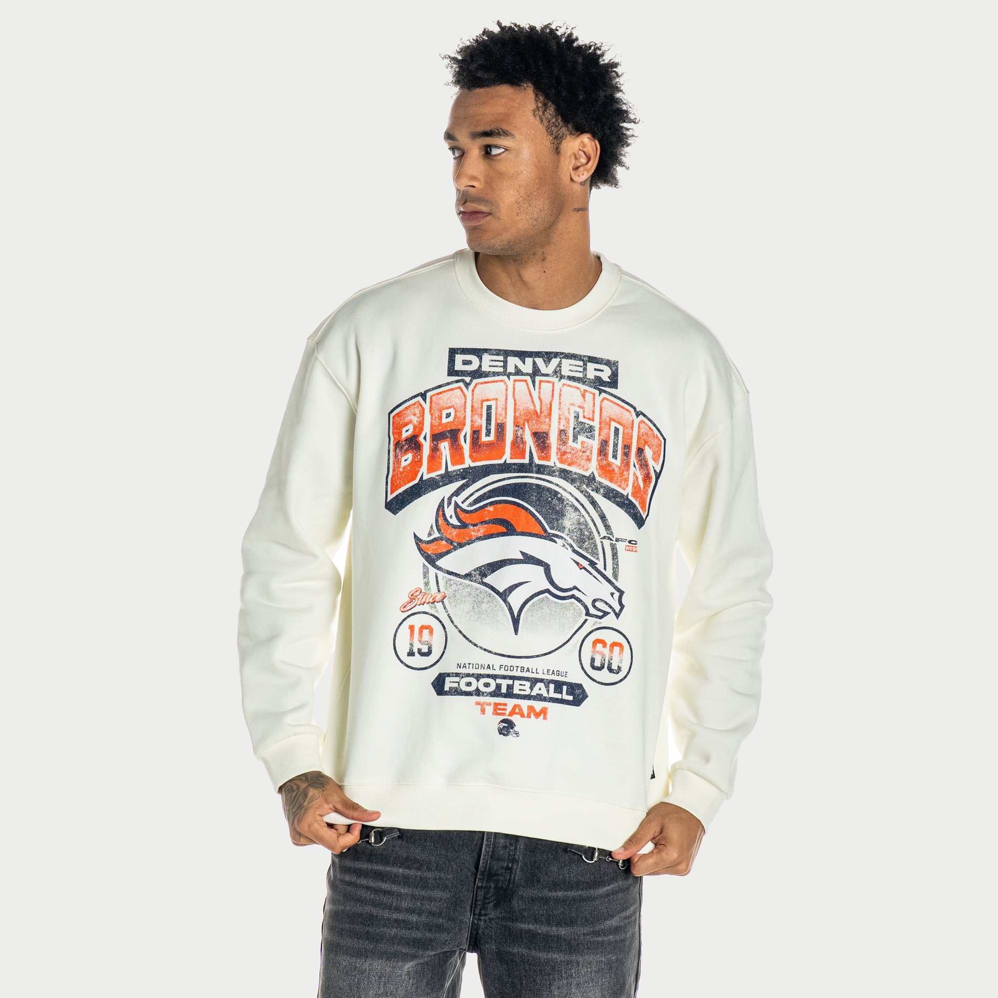 Sweat-shirt unisexe The Wild Collective crème à motif Denver Broncos
