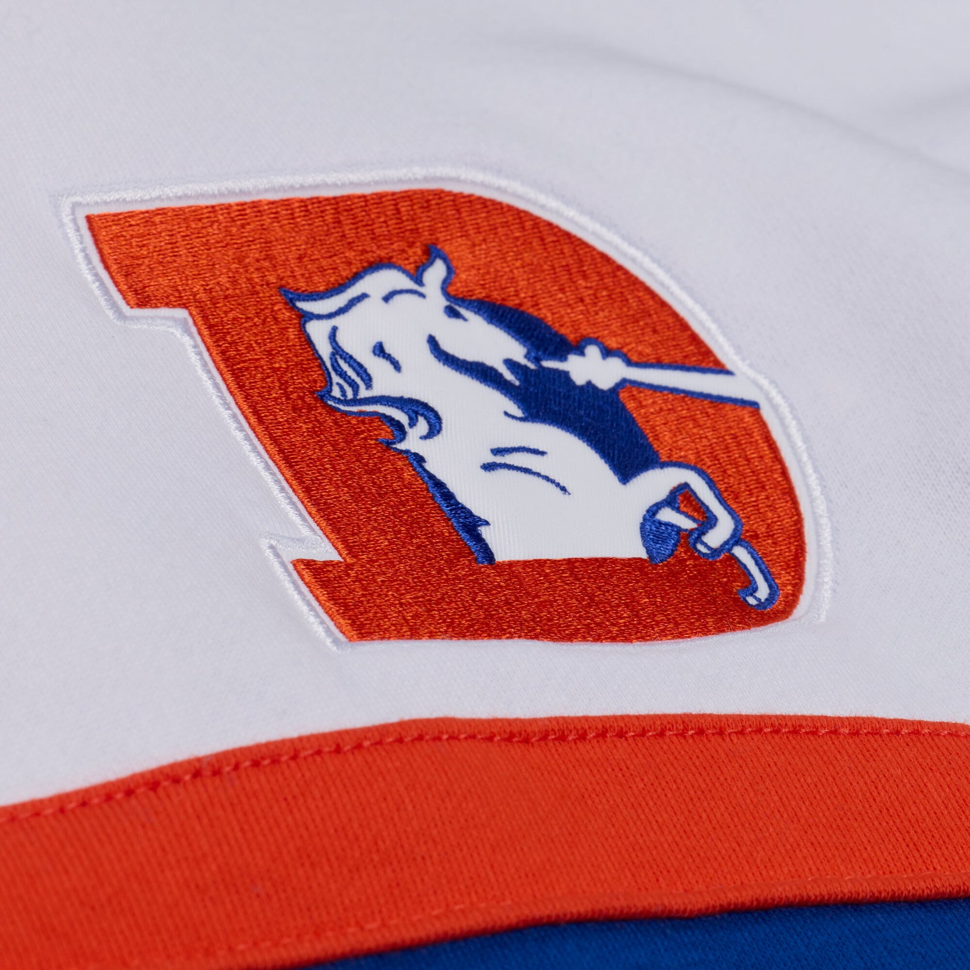Pull à col zippé Mitchell & Ness bleu Denver Broncos pour femme