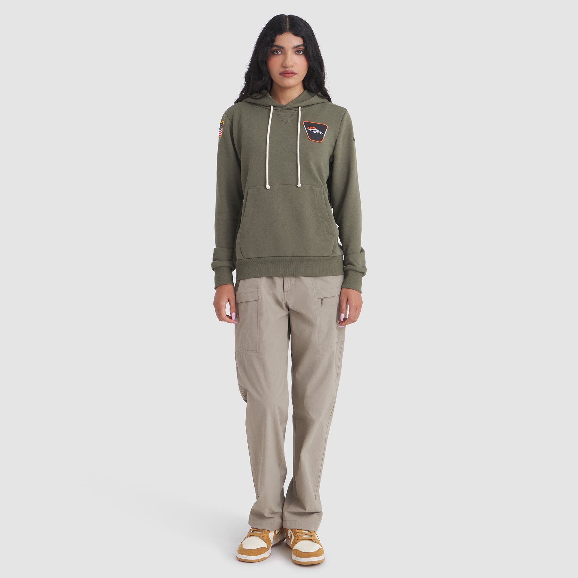 Sweat à capuche Nike Dri-FIT pour femme, couleur olive, Denver Broncos 2025 Salute to Service Sideline Standard Issue