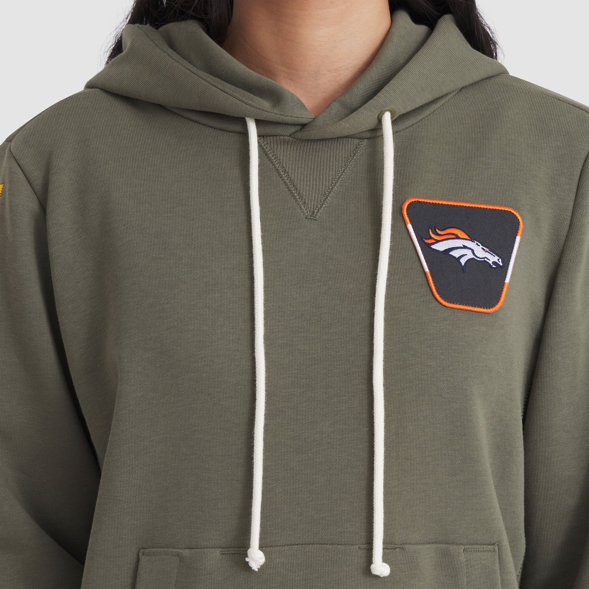 Sweat à capuche Nike Dri-FIT pour femme, couleur olive, Denver Broncos 2025 Salute to Service Sideline Standard Issue