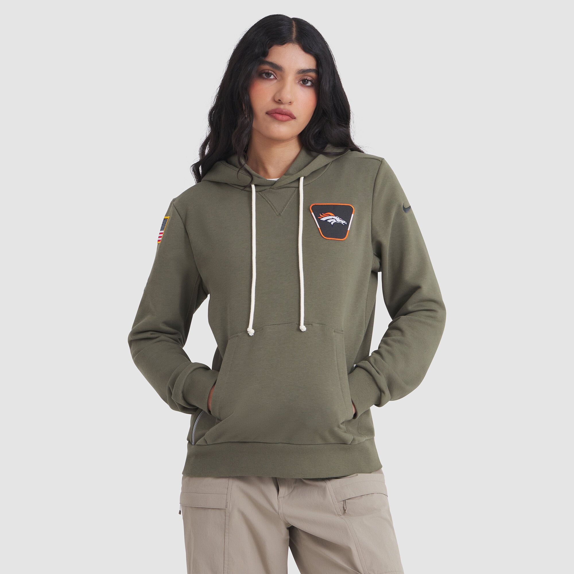 Sweat à capuche Nike Dri-FIT pour femme, couleur olive, Denver Broncos 2025 Salute to Service Sideline Standard Issue