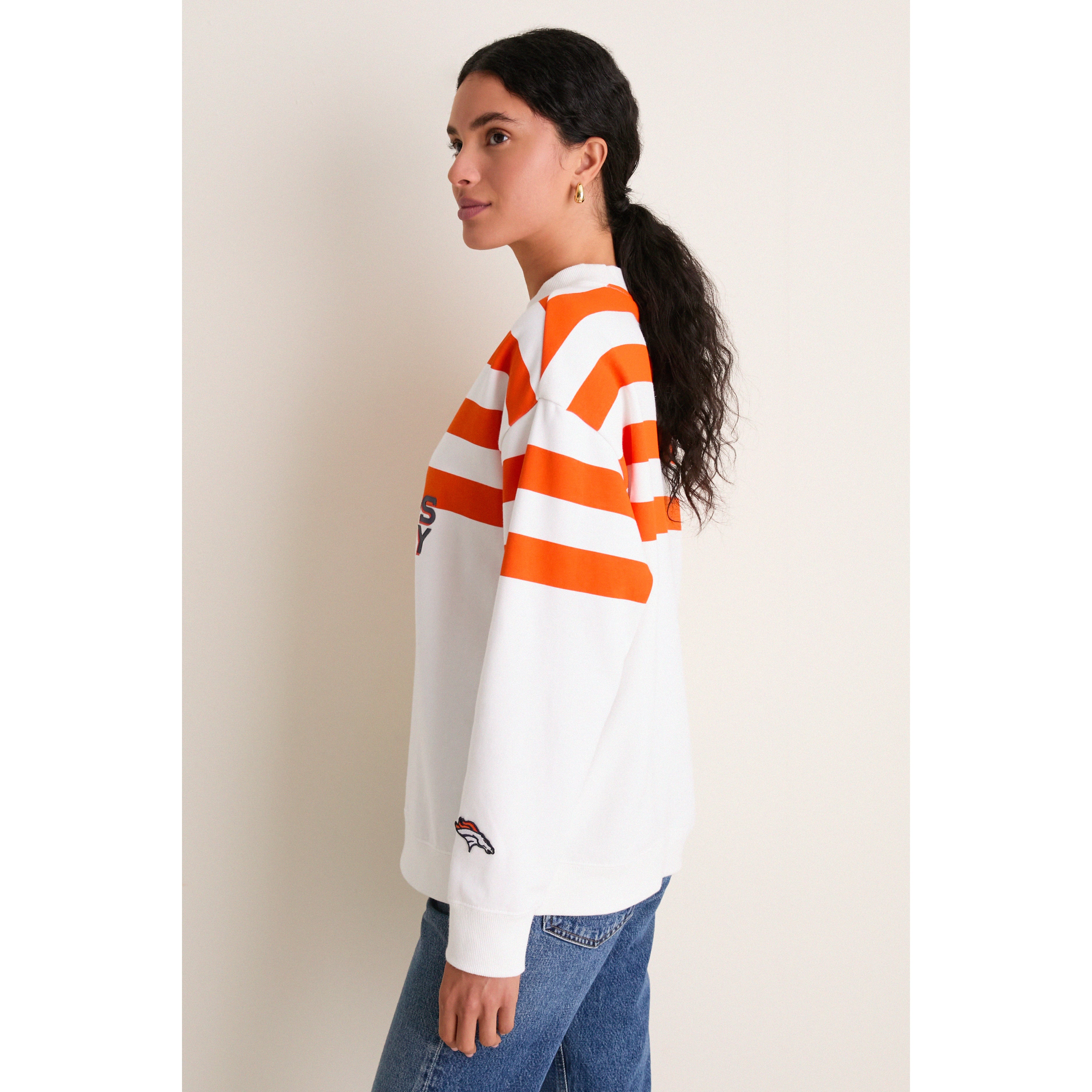 Sweat-shirt rayé blanc et orange Denver Broncos pour femme Tuckernuck